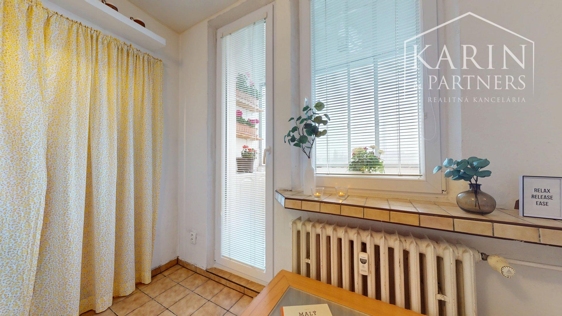 PRIESTRANNÝ A SVETLÝ 3I BYT S VEĽKOU ZASKLENOU LODŽIOU A PIVNICOU