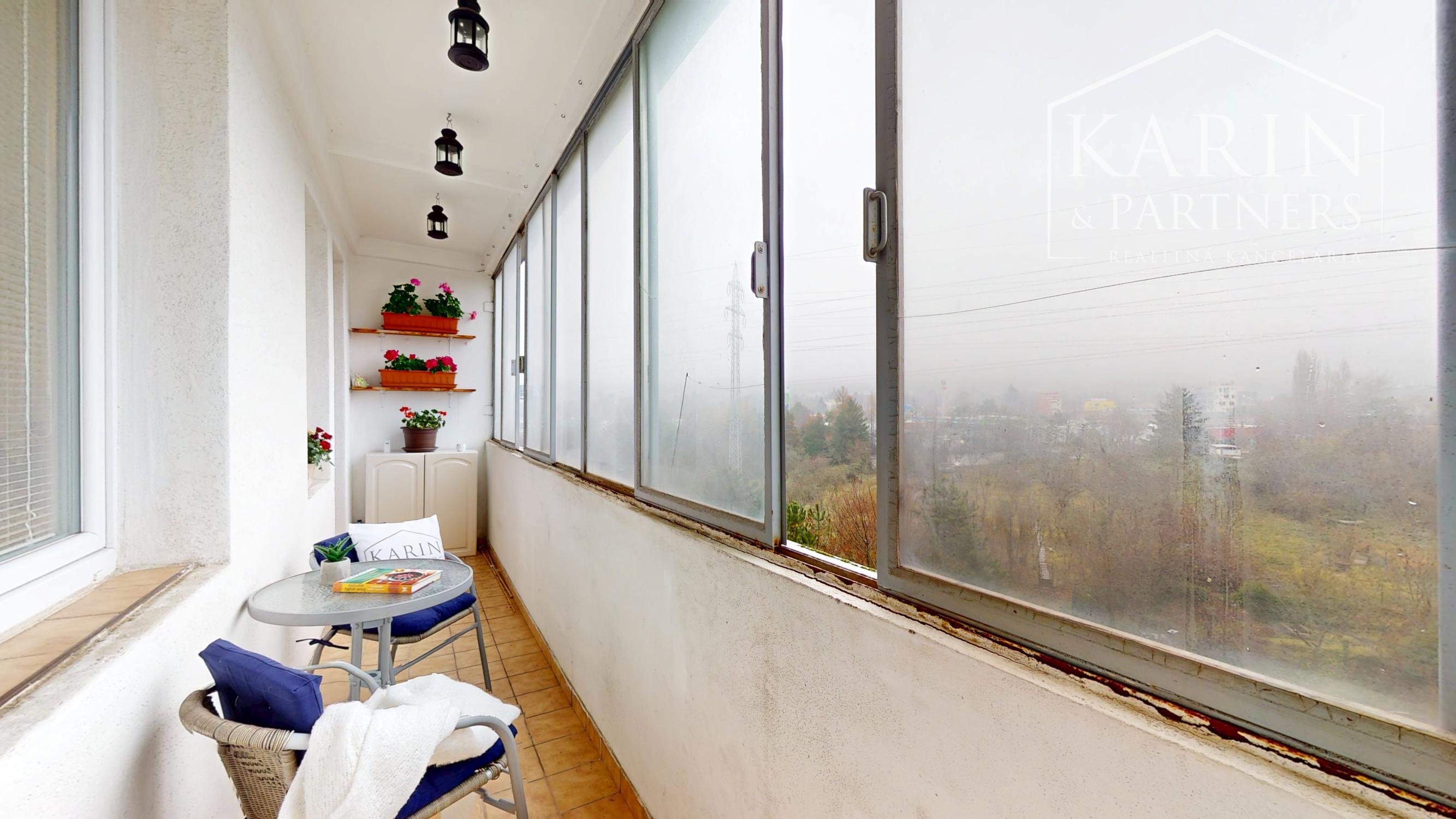 PRIESTRANNÝ A SVETLÝ 3I BYT S VEĽKOU ZASKLENOU LODŽIOU A PIVNICOU