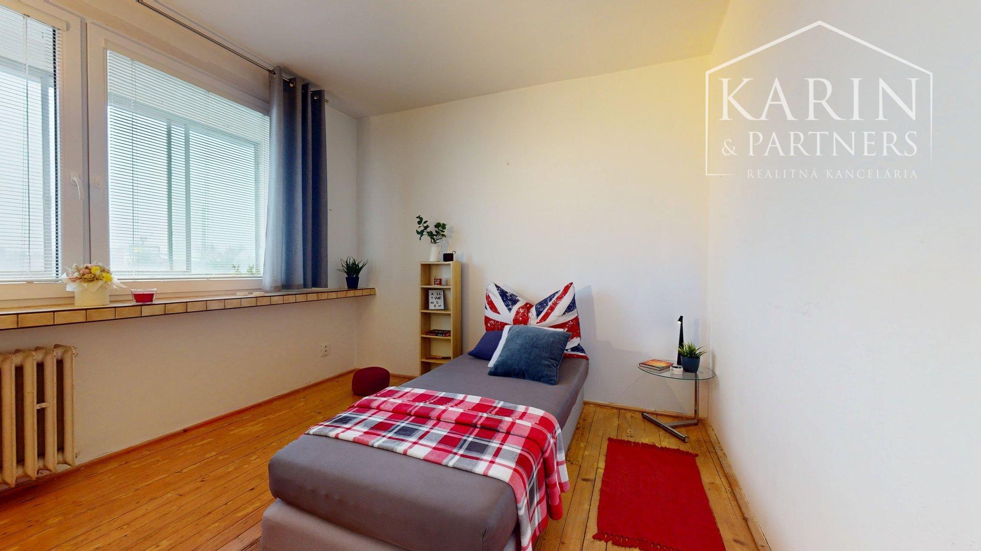 PRIESTRANNÝ A SVETLÝ 3I BYT S VEĽKOU ZASKLENOU LODŽIOU A PIVNICOU