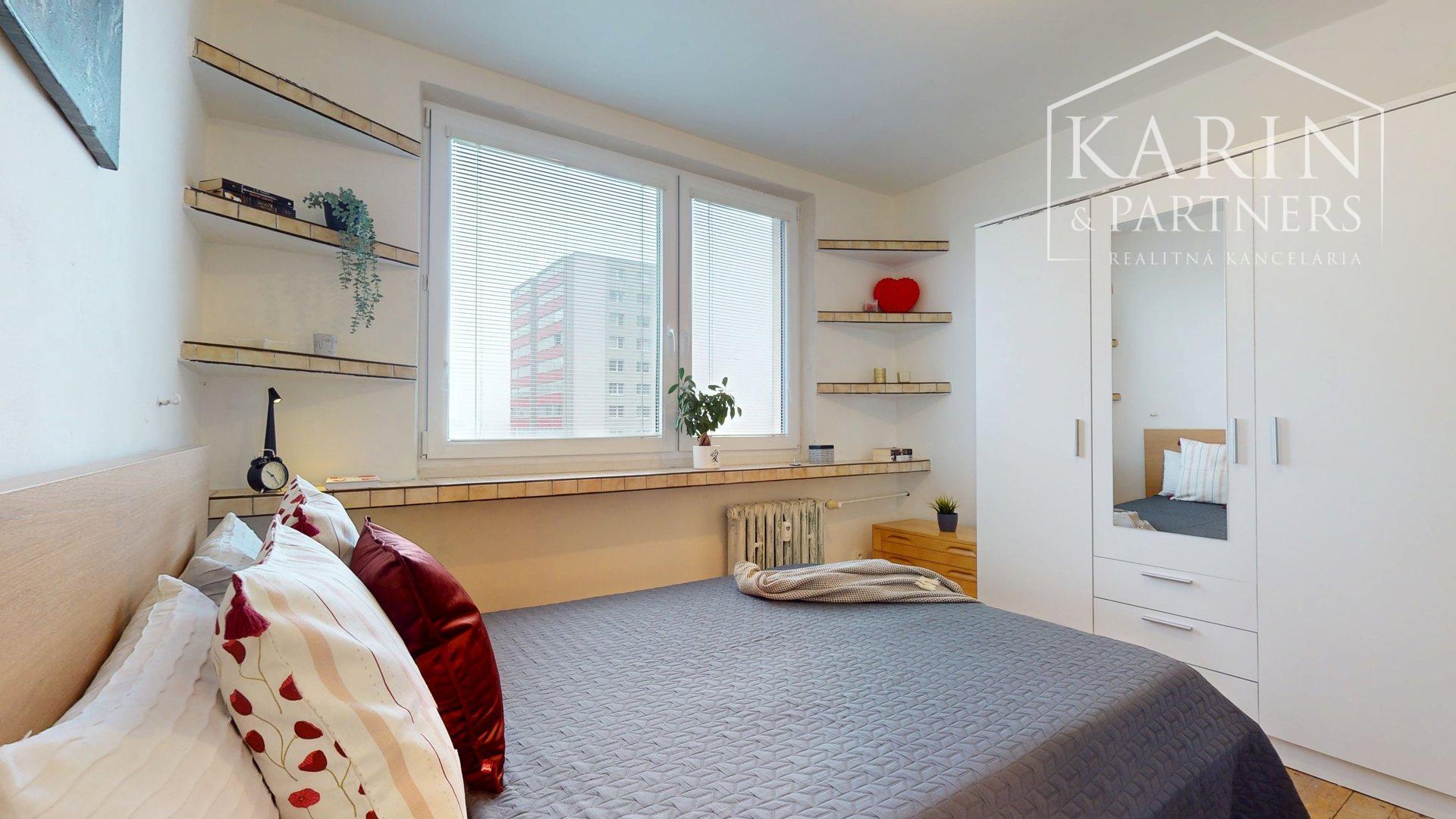 PRIESTRANNÝ A SVETLÝ 3I BYT S VEĽKOU ZASKLENOU LODŽIOU A PIVNICOU