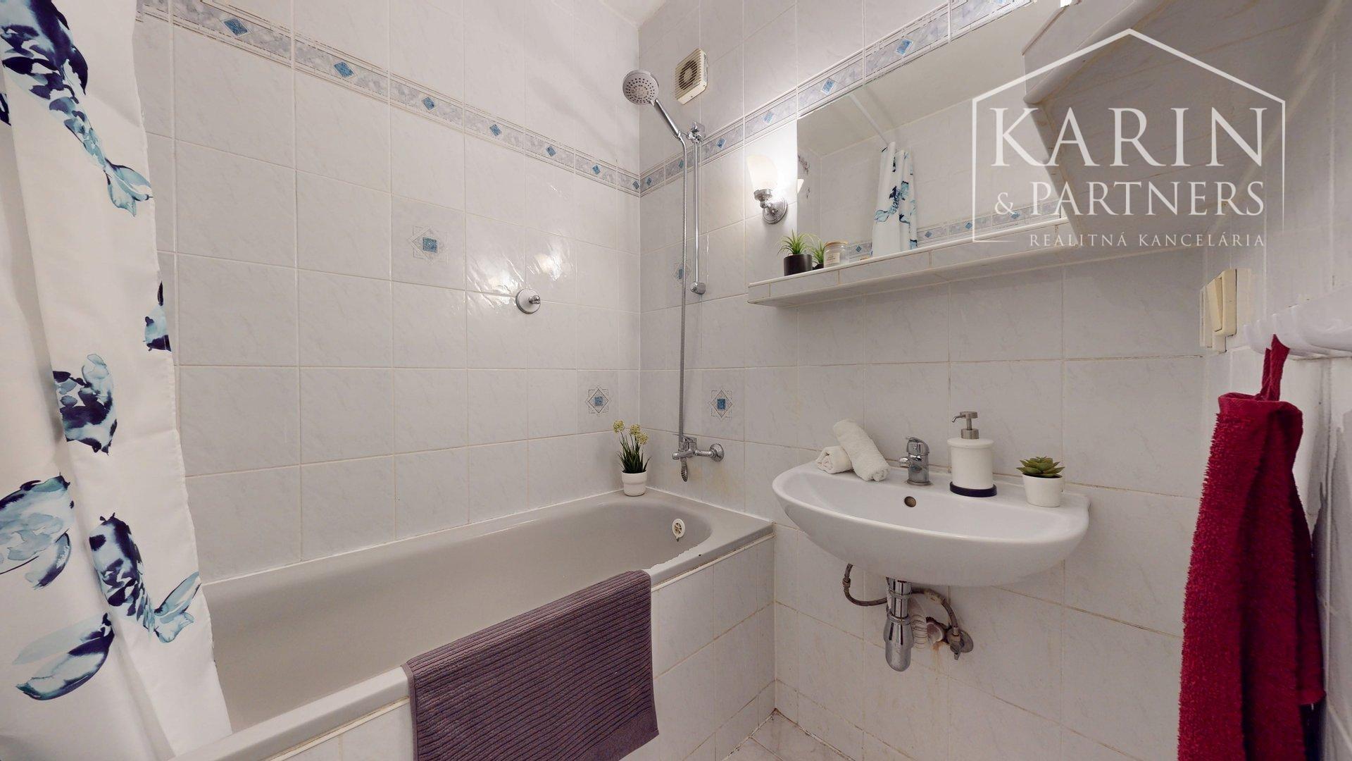 PRIESTRANNÝ A SVETLÝ 3I BYT S VEĽKOU ZASKLENOU LODŽIOU A PIVNICOU