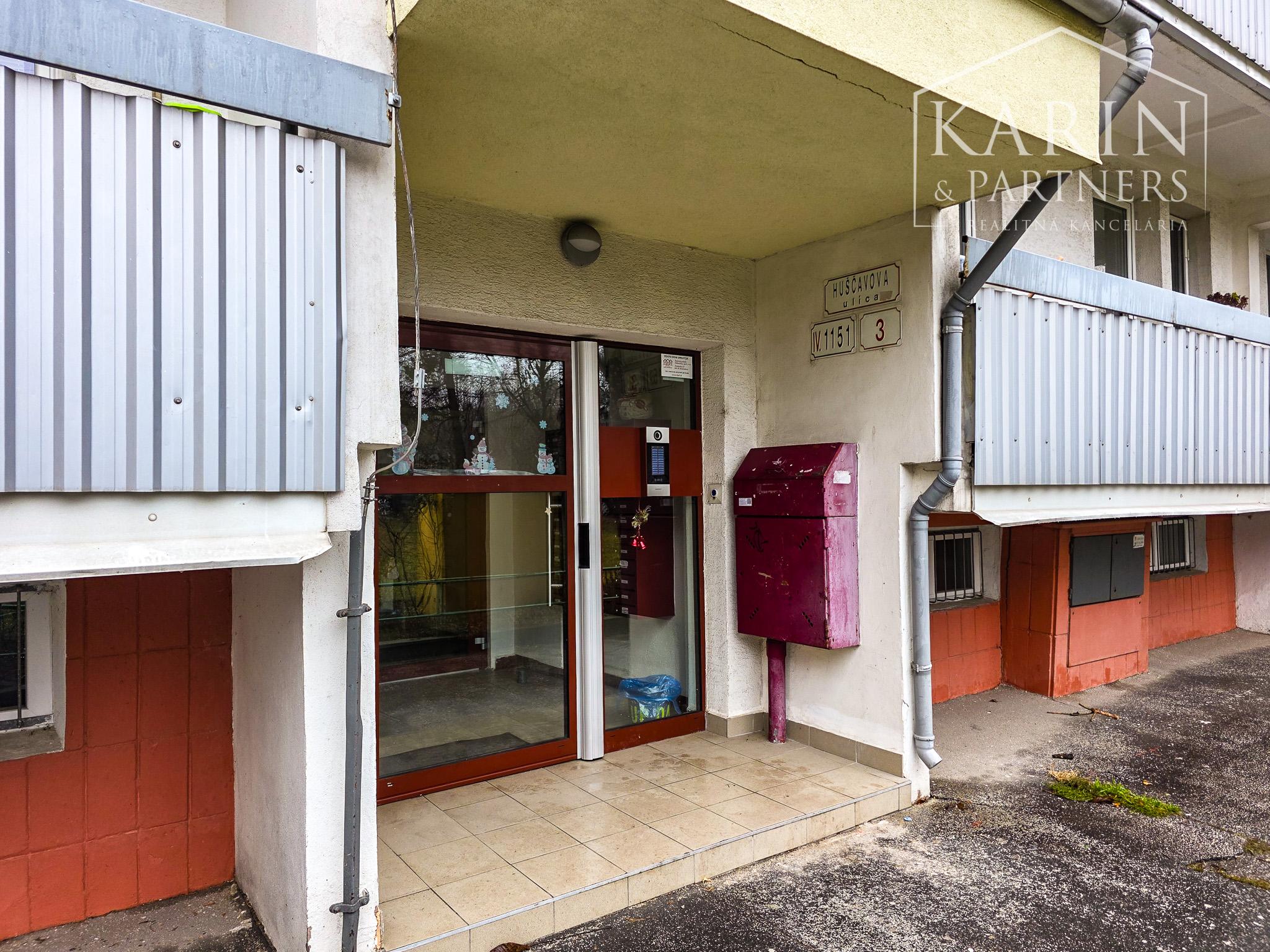 PRIESTRANNÝ A SVETLÝ 3I BYT S VEĽKOU ZASKLENOU LODŽIOU A PIVNICOU