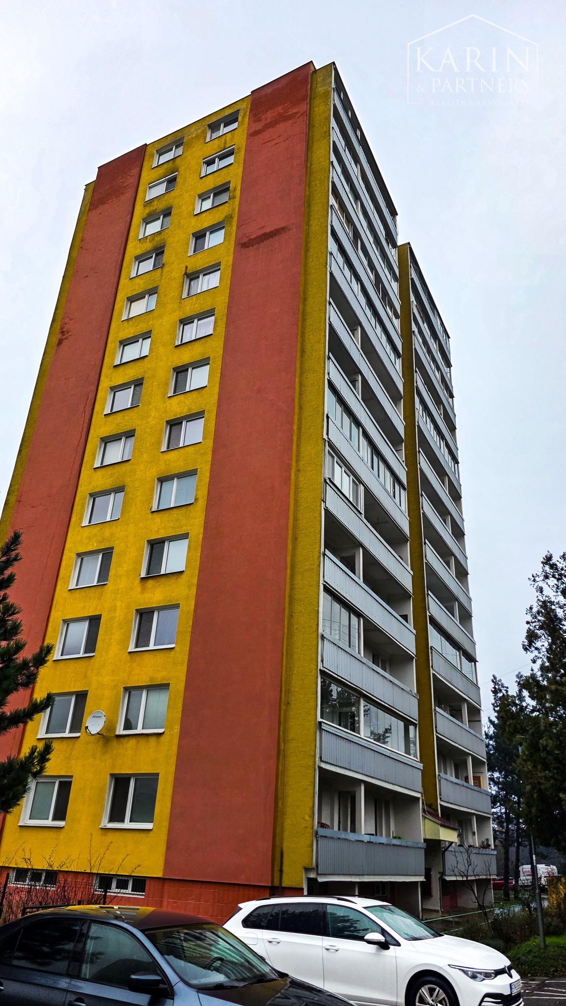 PRIESTRANNÝ A SVETLÝ 3I BYT S VEĽKOU ZASKLENOU LODŽIOU A PIVNICOU