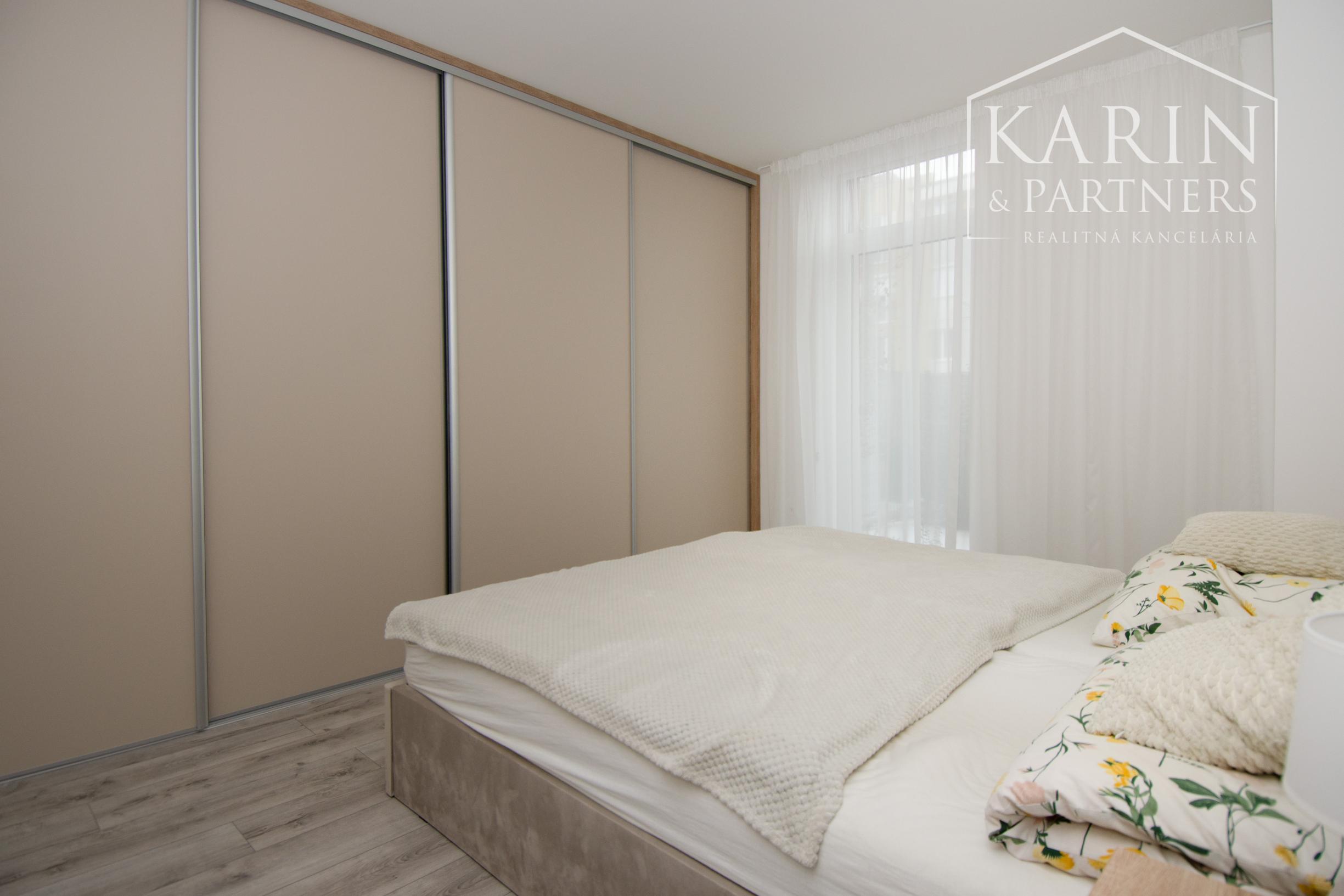 Prenájom 2 izbového bytu v Šamoríne s predzáhradkou, ul. Pažitná