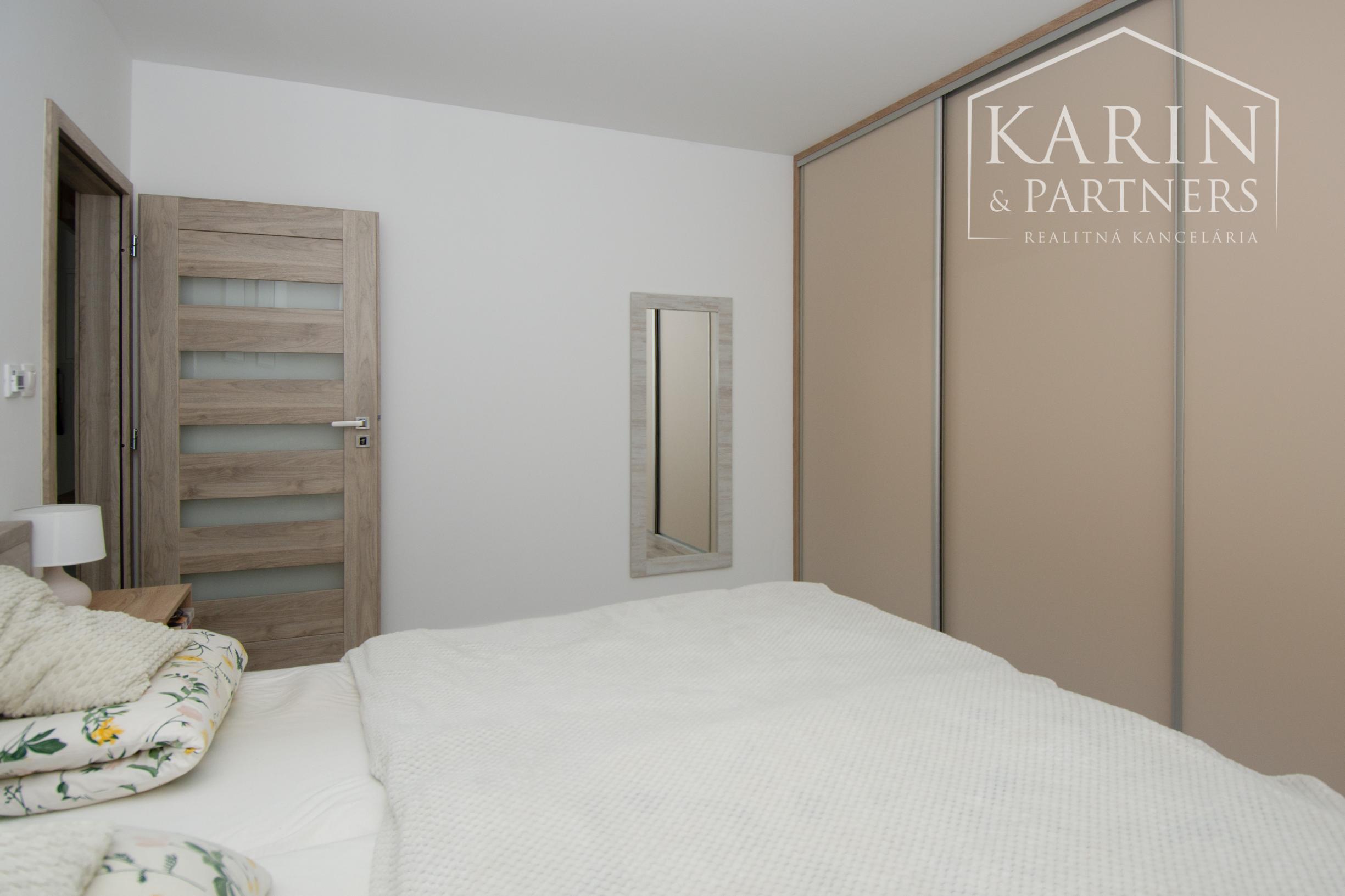 Prenájom 2 izbového bytu v Šamoríne s predzáhradkou, ul. Pažitná