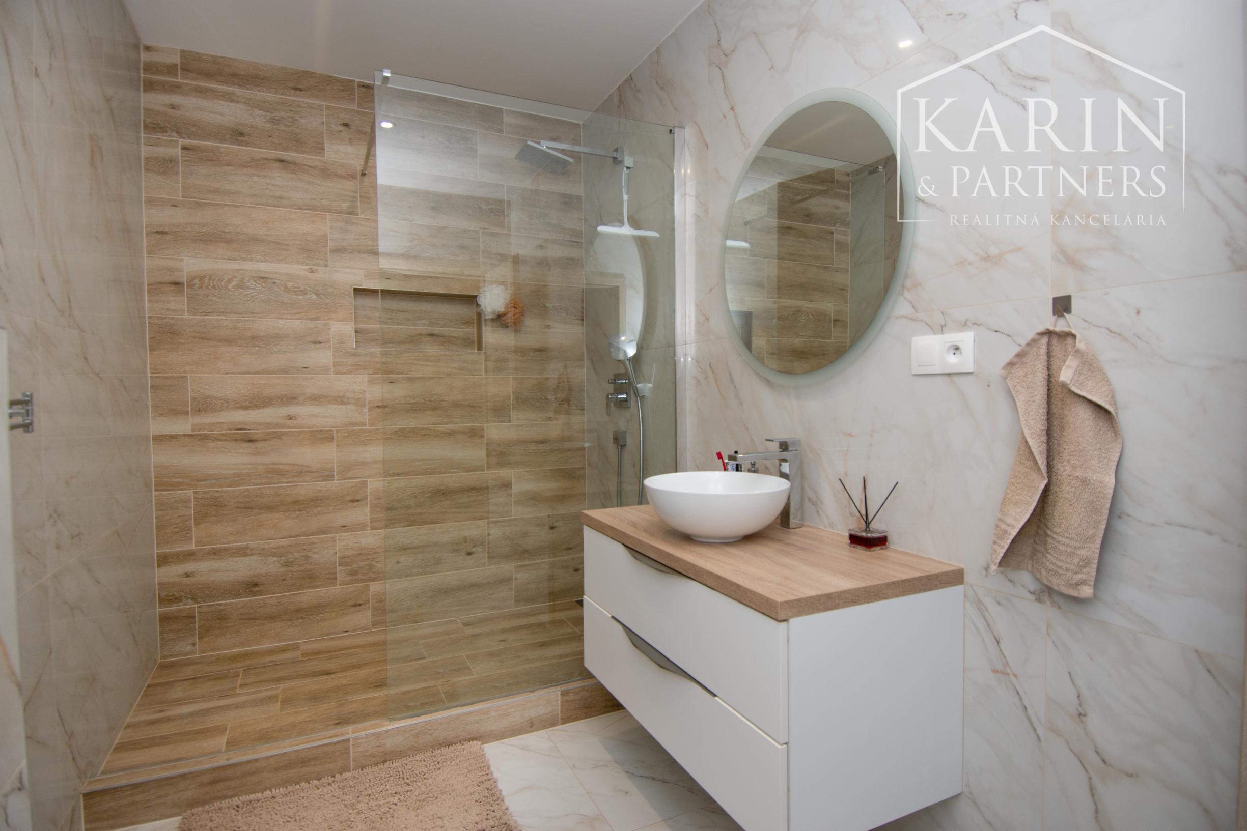 Prenájom 2 izbového bytu v Šamoríne s predzáhradkou, ul. Pažitná