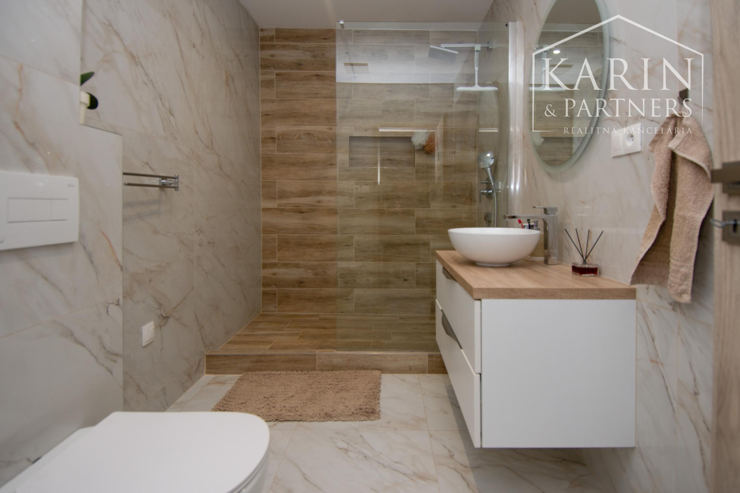 Prenájom 2 izbového bytu v Šamoríne s predzáhradkou, ul. Pažitná