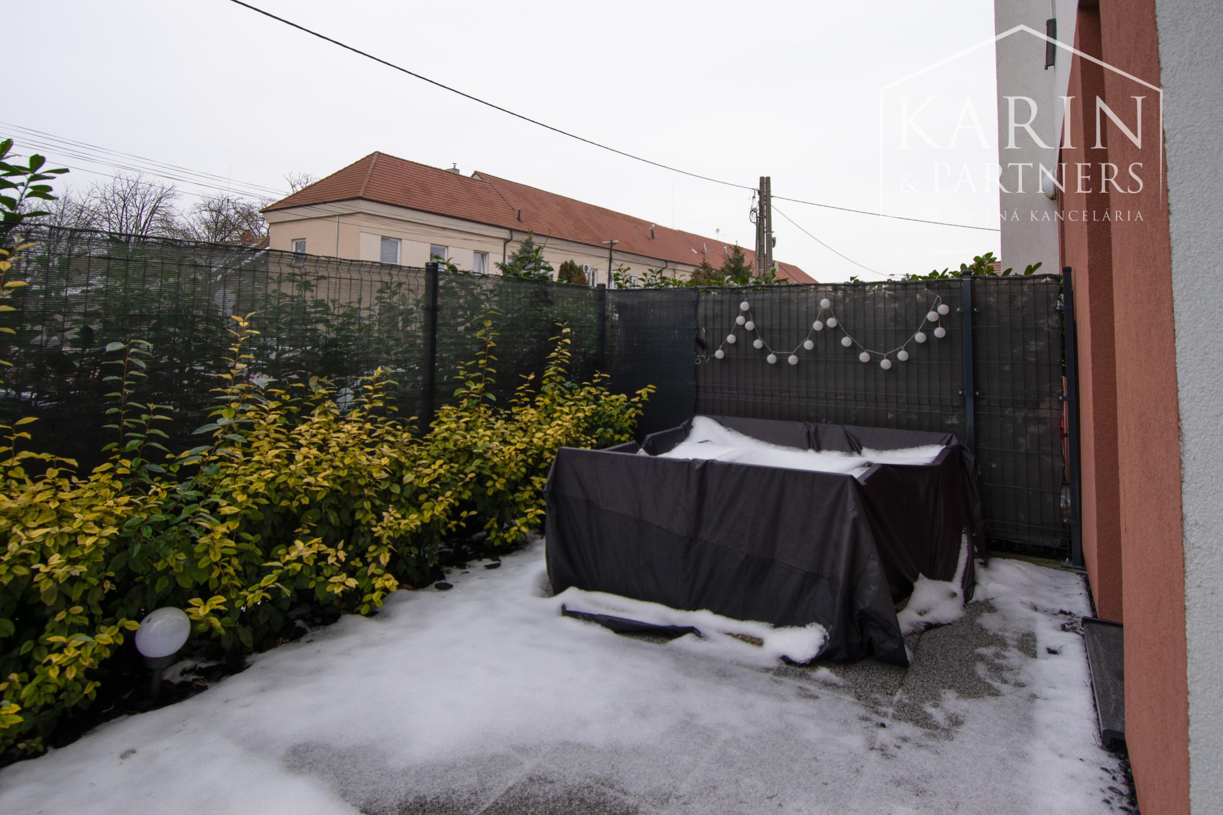 Prenájom 2 izbového bytu v Šamoríne s predzáhradkou, ul. Pažitná