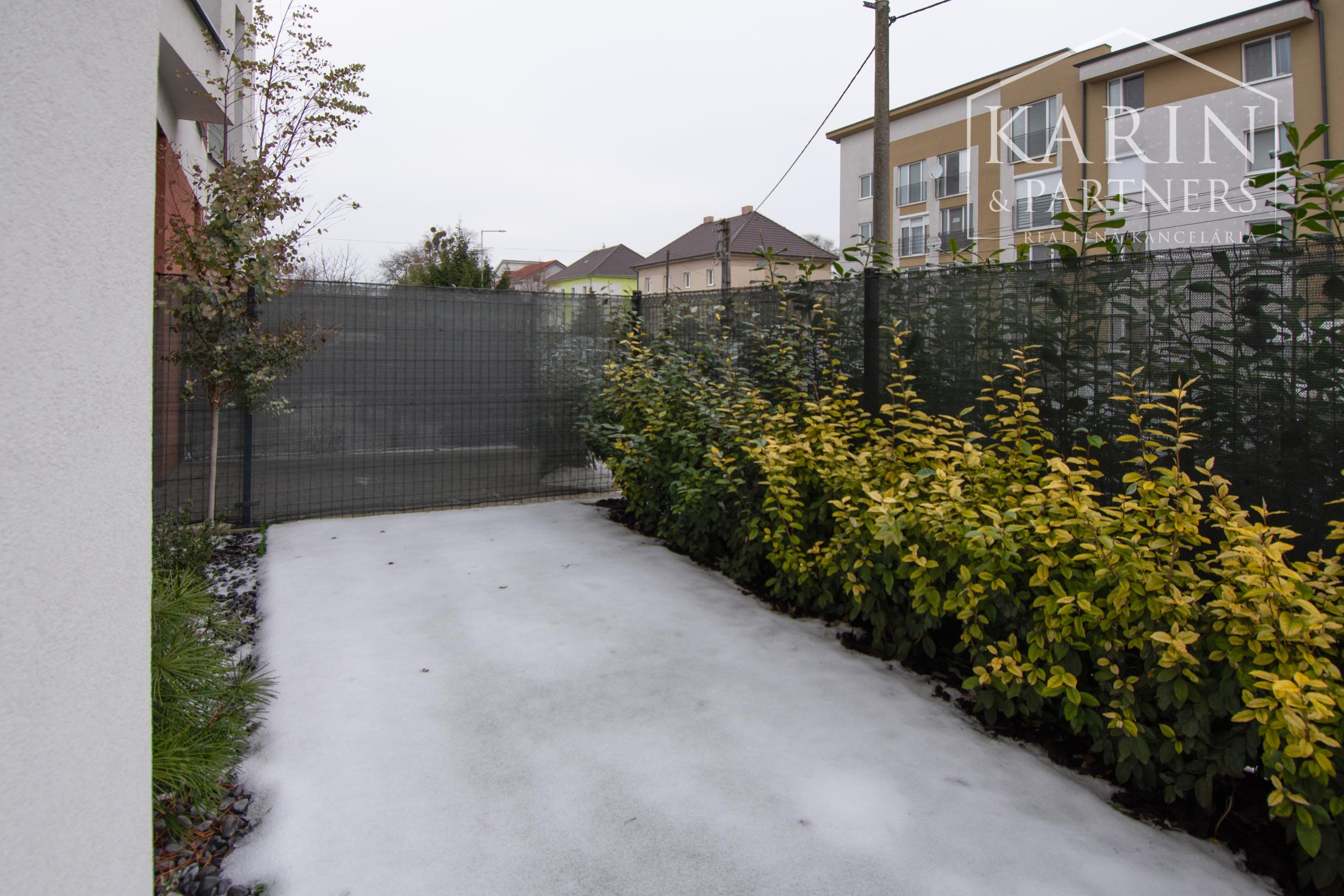 Prenájom 2 izbového bytu v Šamoríne s predzáhradkou, ul. Pažitná