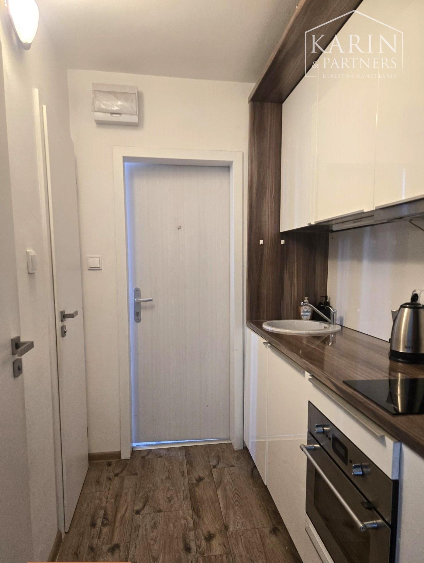 Na predaj -  garsónka s loggiou – Vilová ulica, Petržalka (Dvory)-BA V