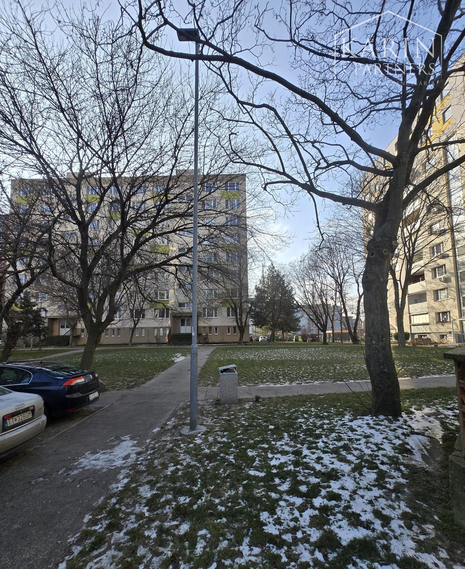 Na predaj -  garsónka s loggiou – Vilová ulica, Petržalka (Dvory)-BA V