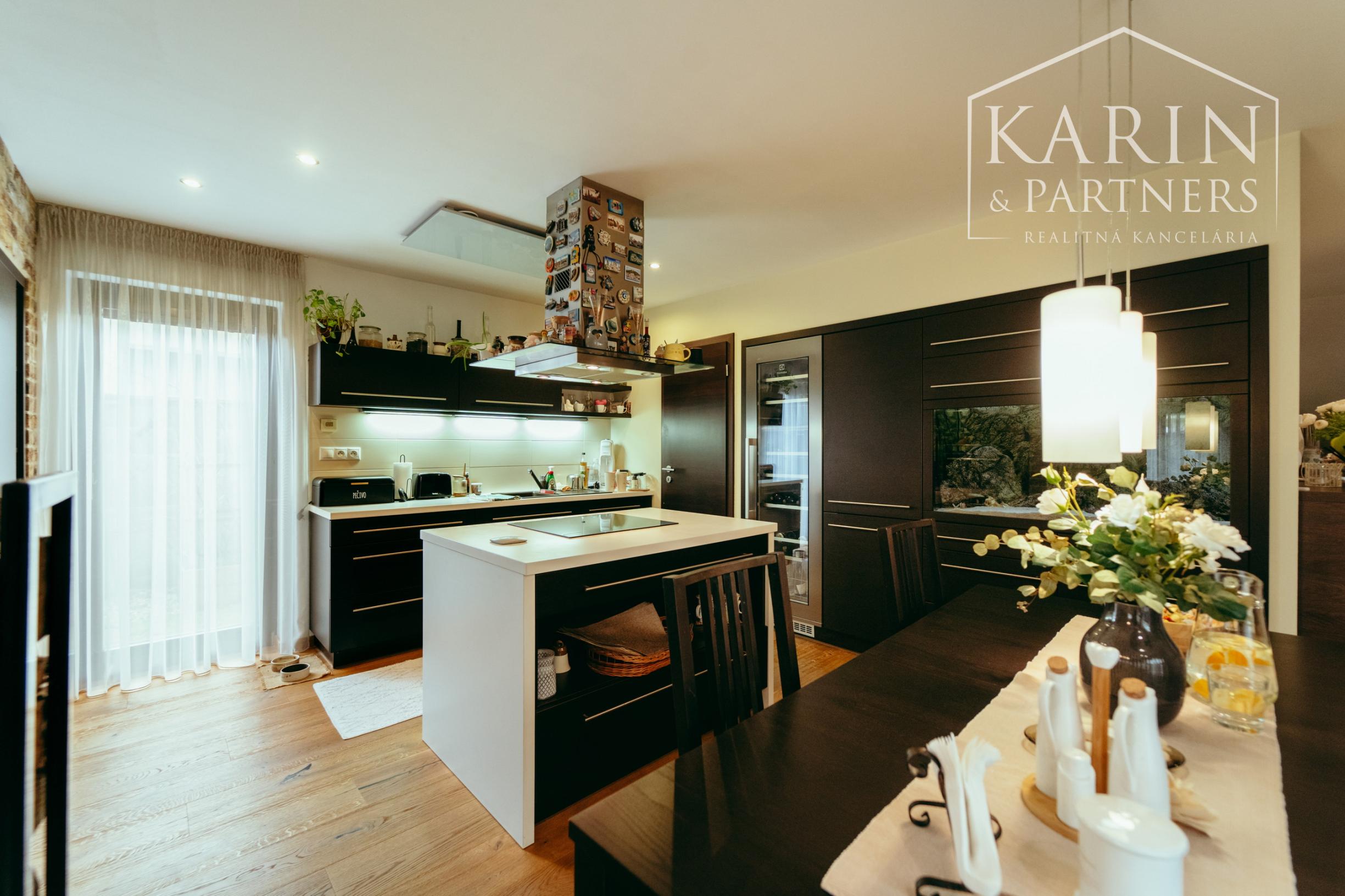 5i Rodinný dom v Senici – pohodlie, priestor a krbová atmosféra na ulici M. Braxatorisa