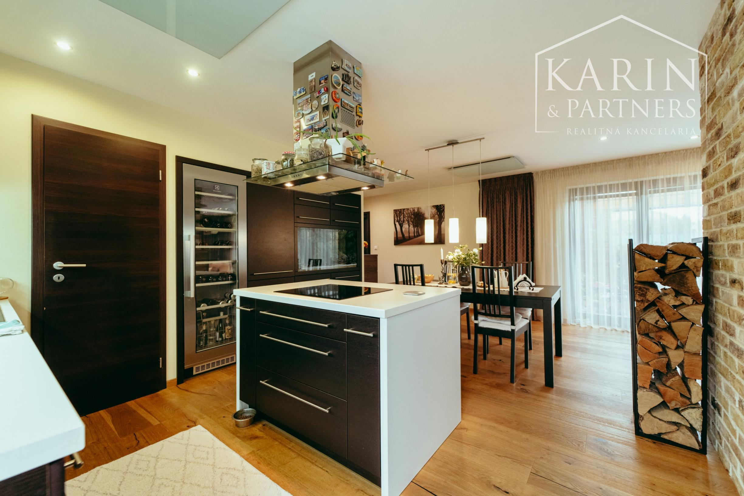 5i Rodinný dom v Senici – pohodlie, priestor a krbová atmosféra na ulici M. Braxatorisa