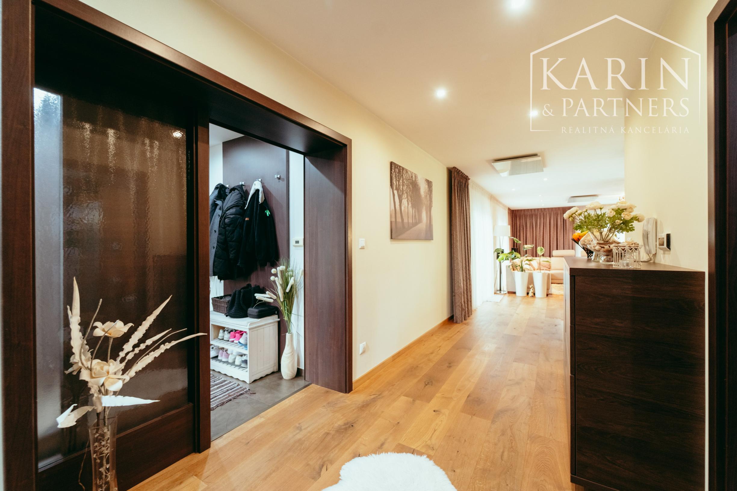 5i Rodinný dom v Senici – pohodlie, priestor a krbová atmosféra na ulici M. Braxatorisa