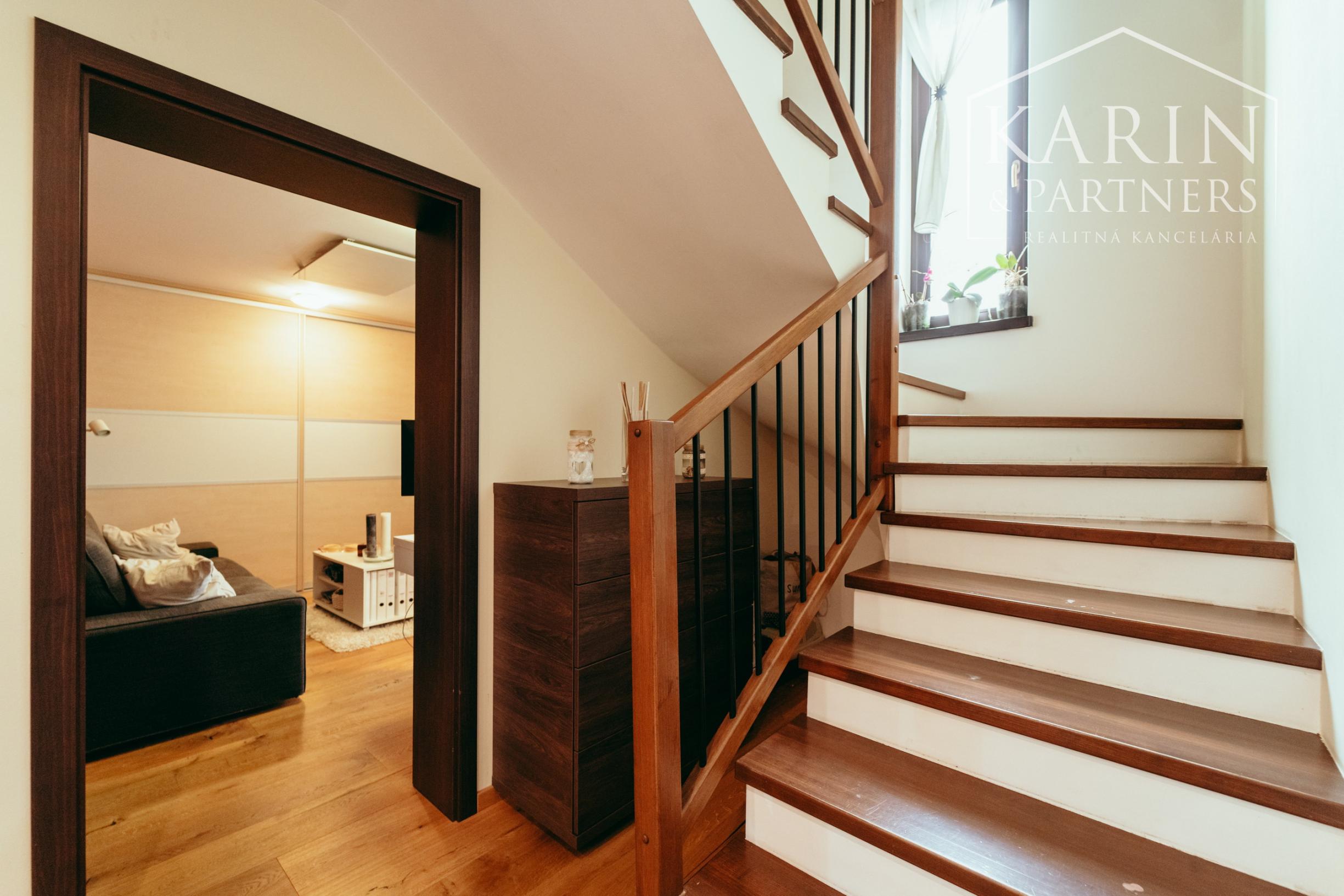 5i Rodinný dom v Senici – pohodlie, priestor a krbová atmosféra na ulici M. Braxatorisa