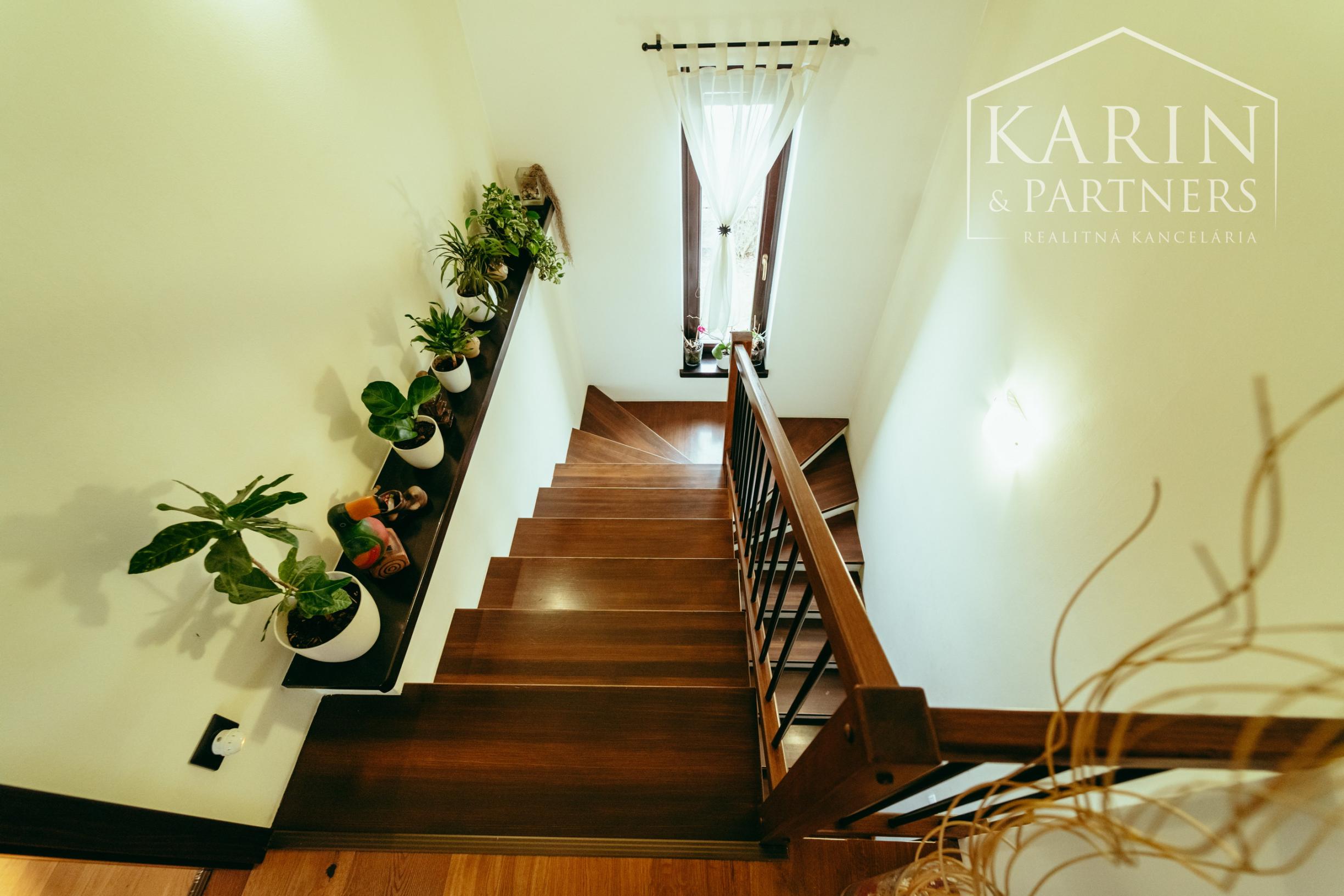 5i Rodinný dom v Senici – pohodlie, priestor a krbová atmosféra na ulici M. Braxatorisa