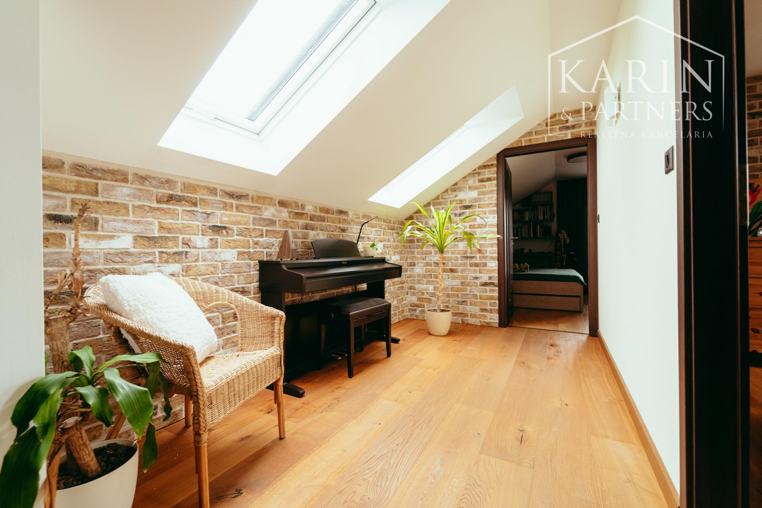 5i Rodinný dom v Senici – pohodlie, priestor a krbová atmosféra na ulici M. Braxatorisa