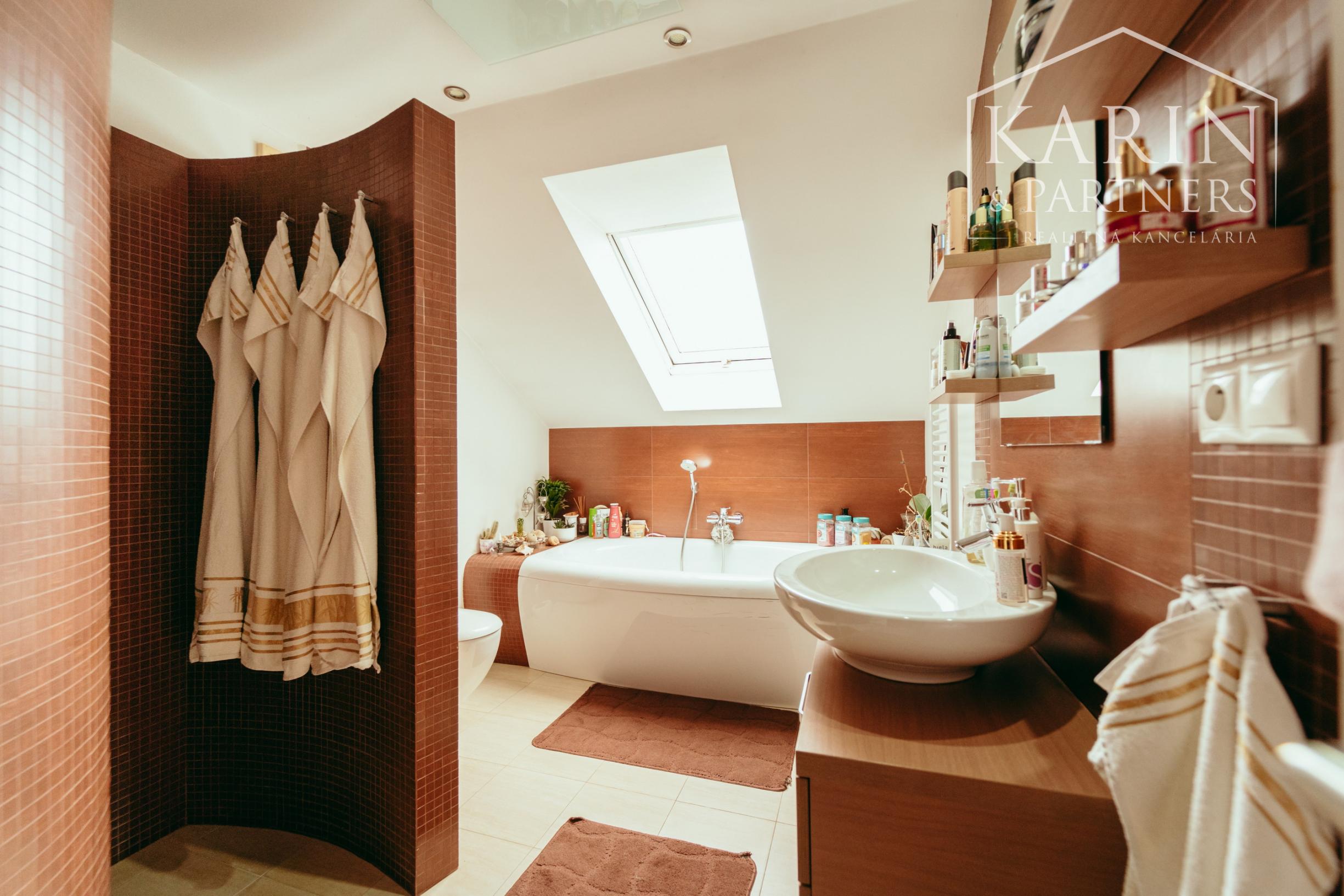 5i Rodinný dom v Senici – pohodlie, priestor a krbová atmosféra na ulici M. Braxatorisa