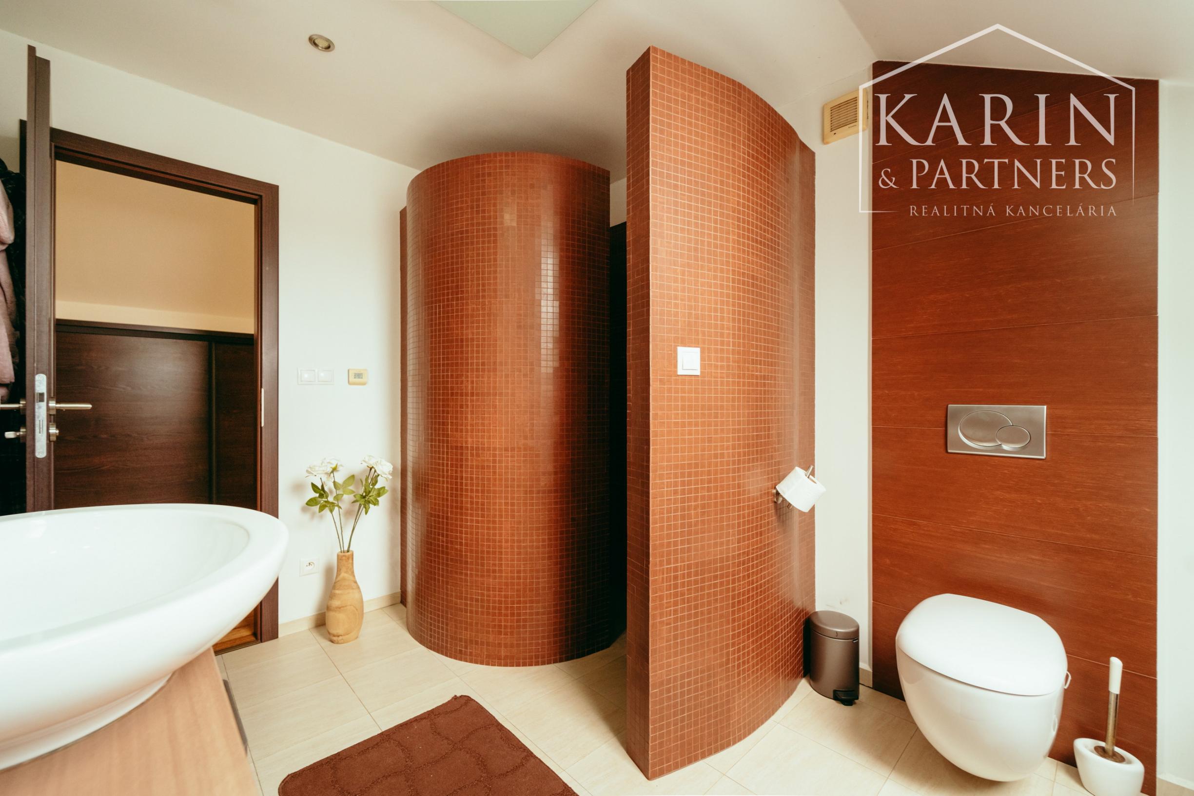 5i Rodinný dom v Senici – pohodlie, priestor a krbová atmosféra na ulici M. Braxatorisa