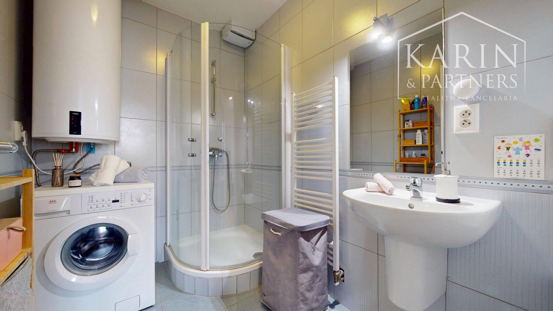 VÝNIMOČNE PRIESTRANNÝ A SVETLÝ 4I BYT S KRBOM A 2 BALKÓNMI