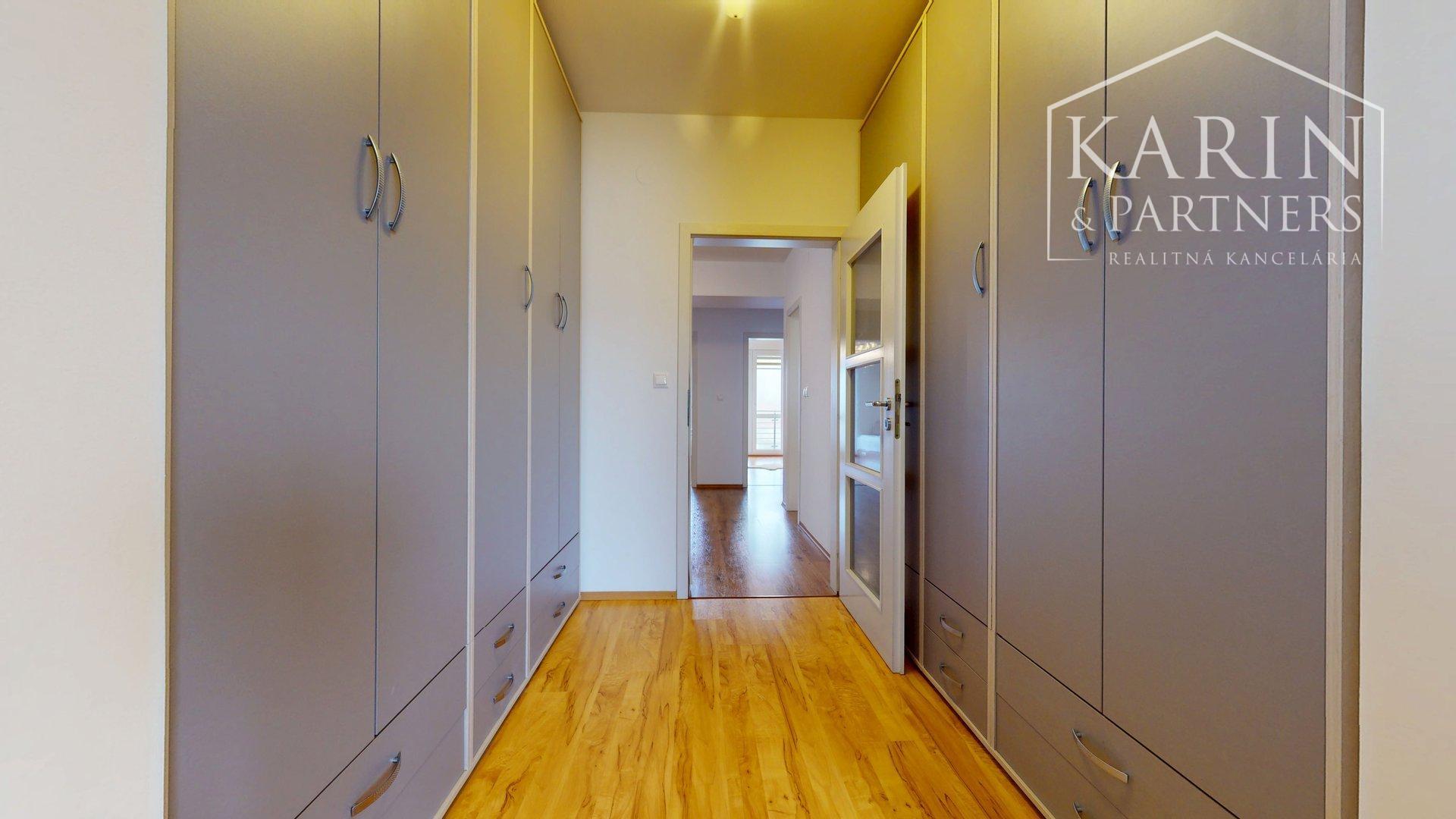 VÝNIMOČNE PRIESTRANNÝ A SVETLÝ 4I BYT S KRBOM A 2 BALKÓNMI