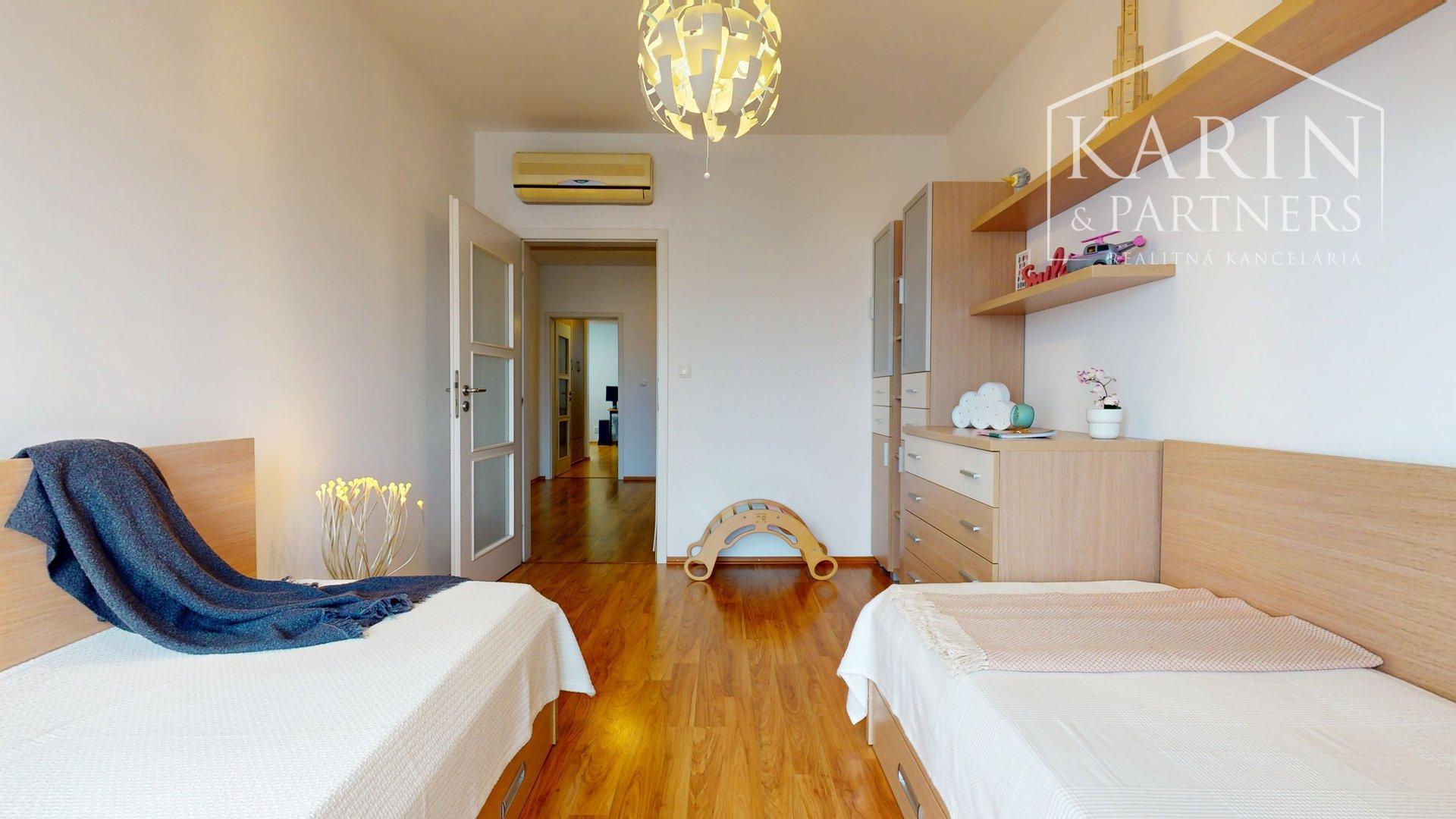 VÝNIMOČNE PRIESTRANNÝ A SVETLÝ 4I BYT S KRBOM A 2 BALKÓNMI