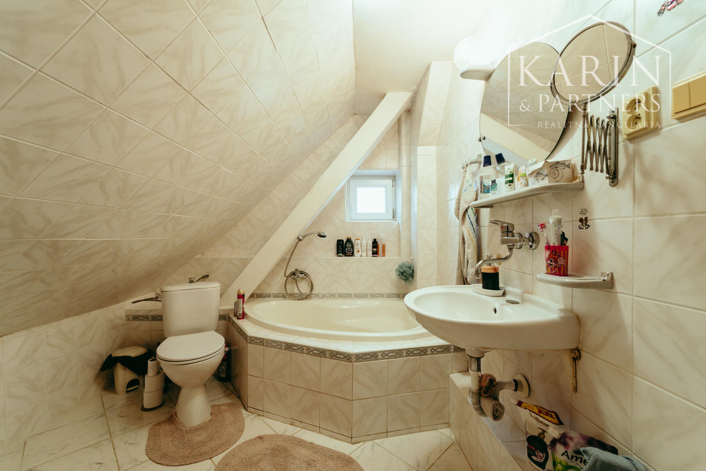 PREDAJ: 5-IZBOVÝ RODINNÝ DOM V SKALICI