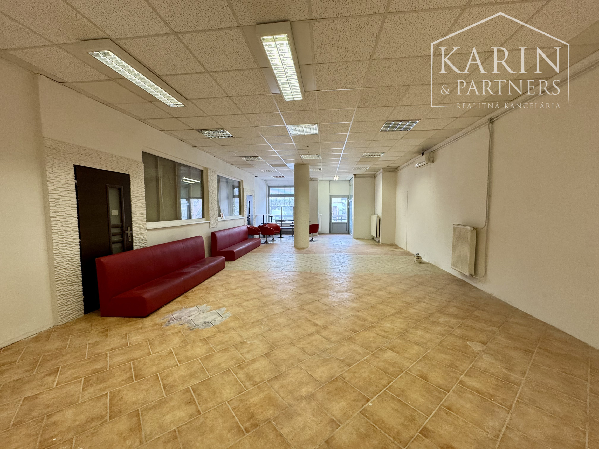 OBCHODNO-SKLADOVÝ PRIESTOR 80 M2 S RAMPOU A VÝŤAHOM