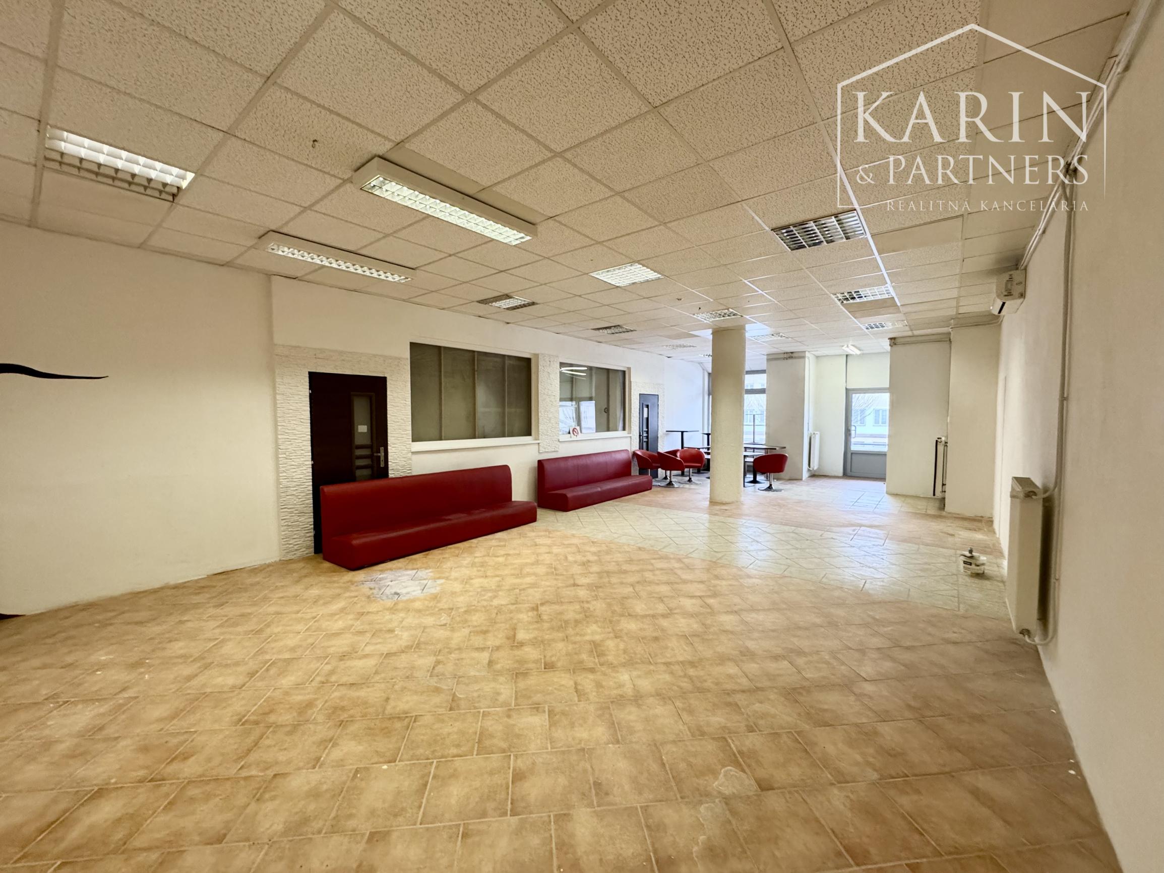 OBCHODNO-SKLADOVÝ PRIESTOR 80 M2 S RAMPOU A VÝŤAHOM