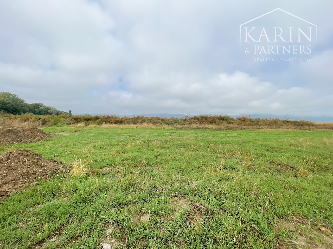 Stavebný pozemok 559 m² v obci Dlhá – projekt domu v cene