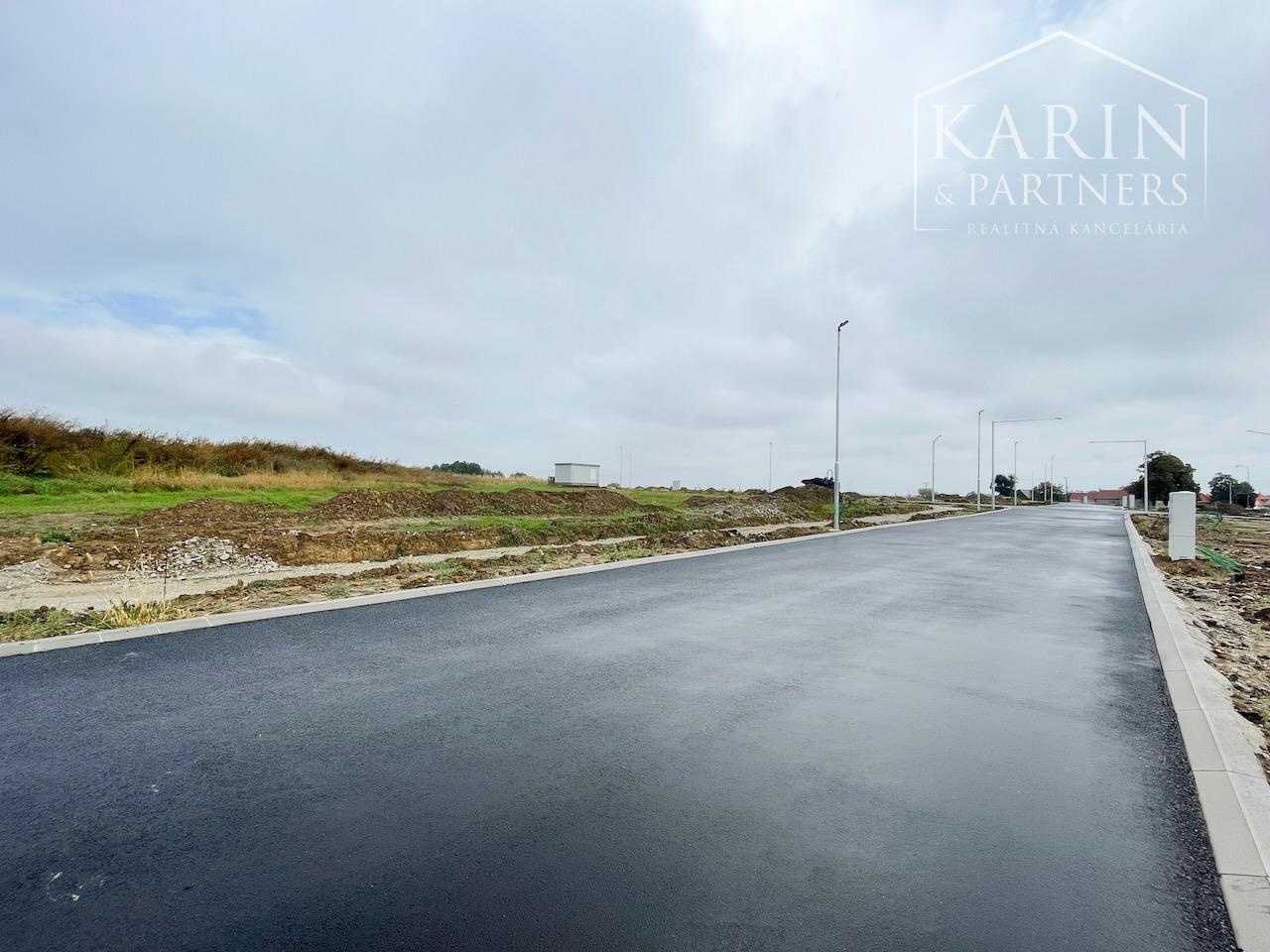 Stavebný pozemok 559 m² v obci Dlhá – projekt domu v cene