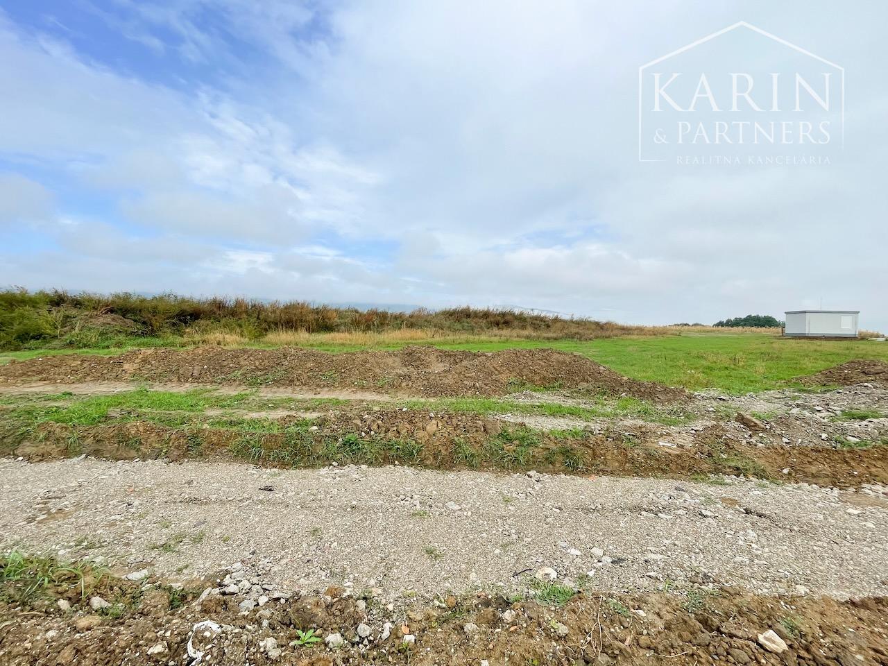 Stavebný pozemok 559 m² v obci Dlhá – projekt domu v cene