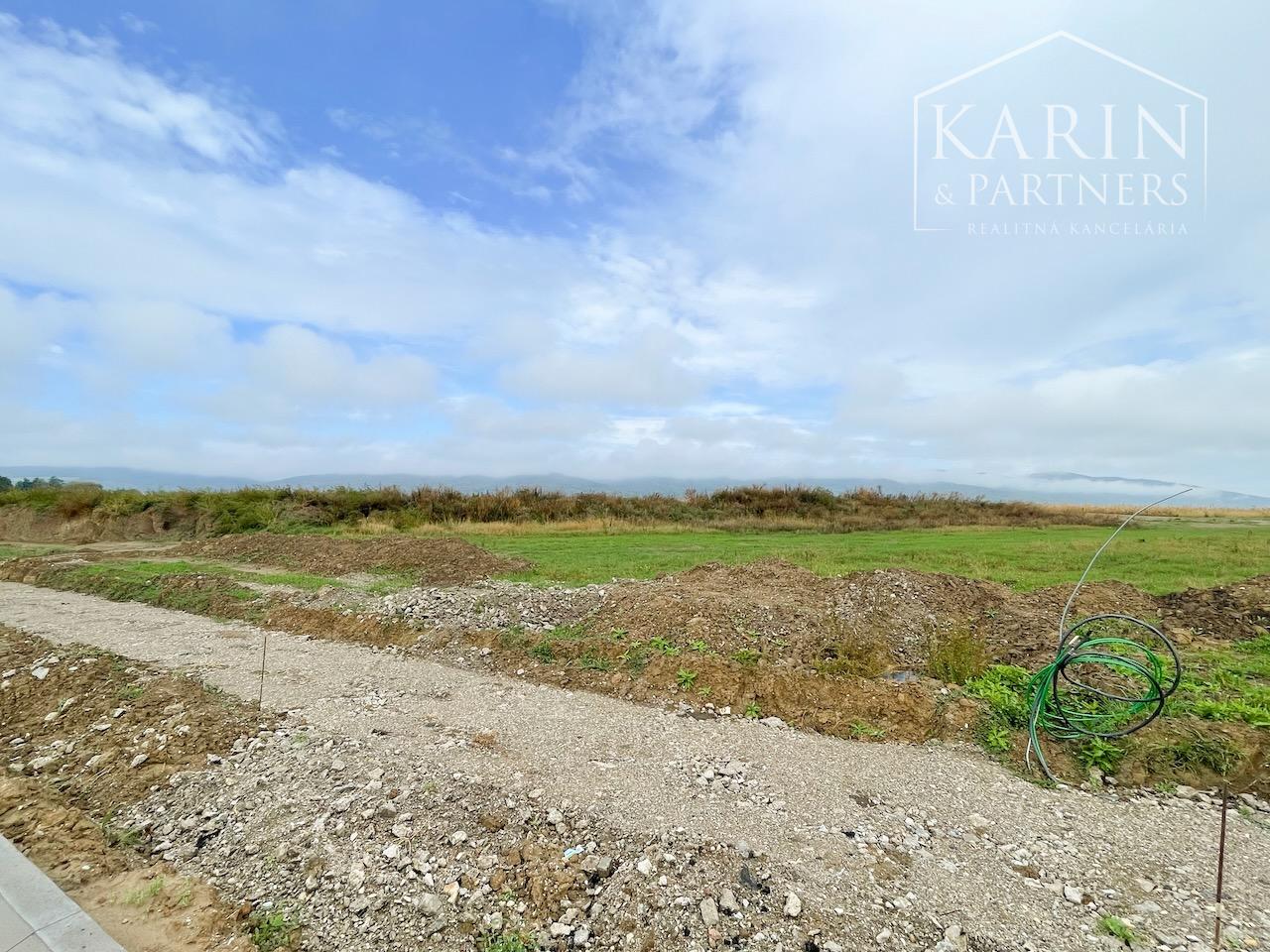 Stavebný pozemok 559 m² v obci Dlhá – projekt domu v cene