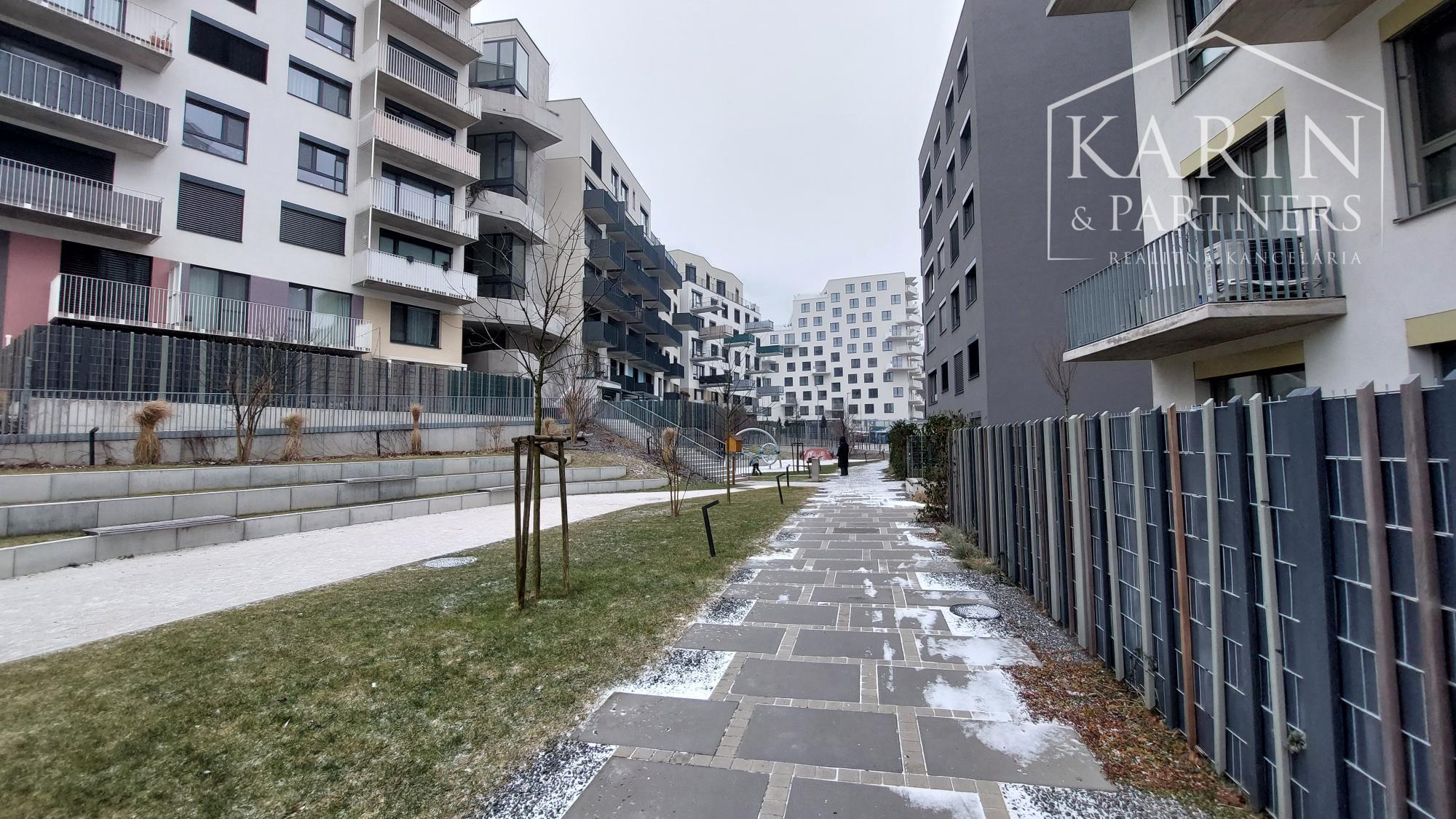 Zariadený 2 izbový byt s parkovaním v garáži a skladom - rezidenčný komplex Čerešne