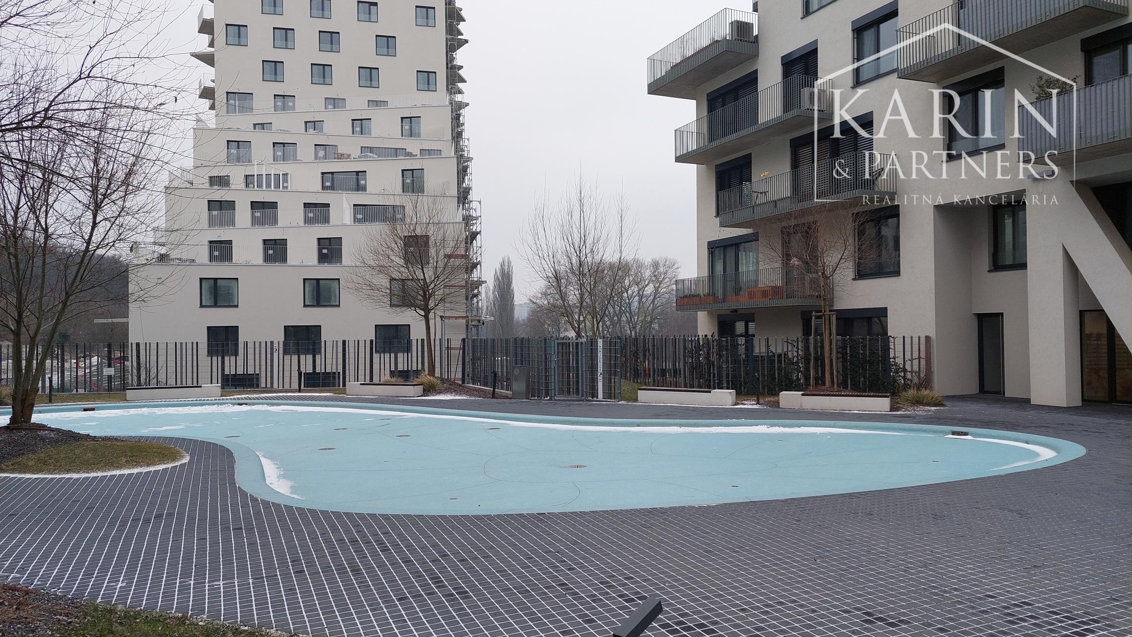 Zariadený 2 izbový byt s parkovaním v garáži a skladom - rezidenčný komplex Čerešne