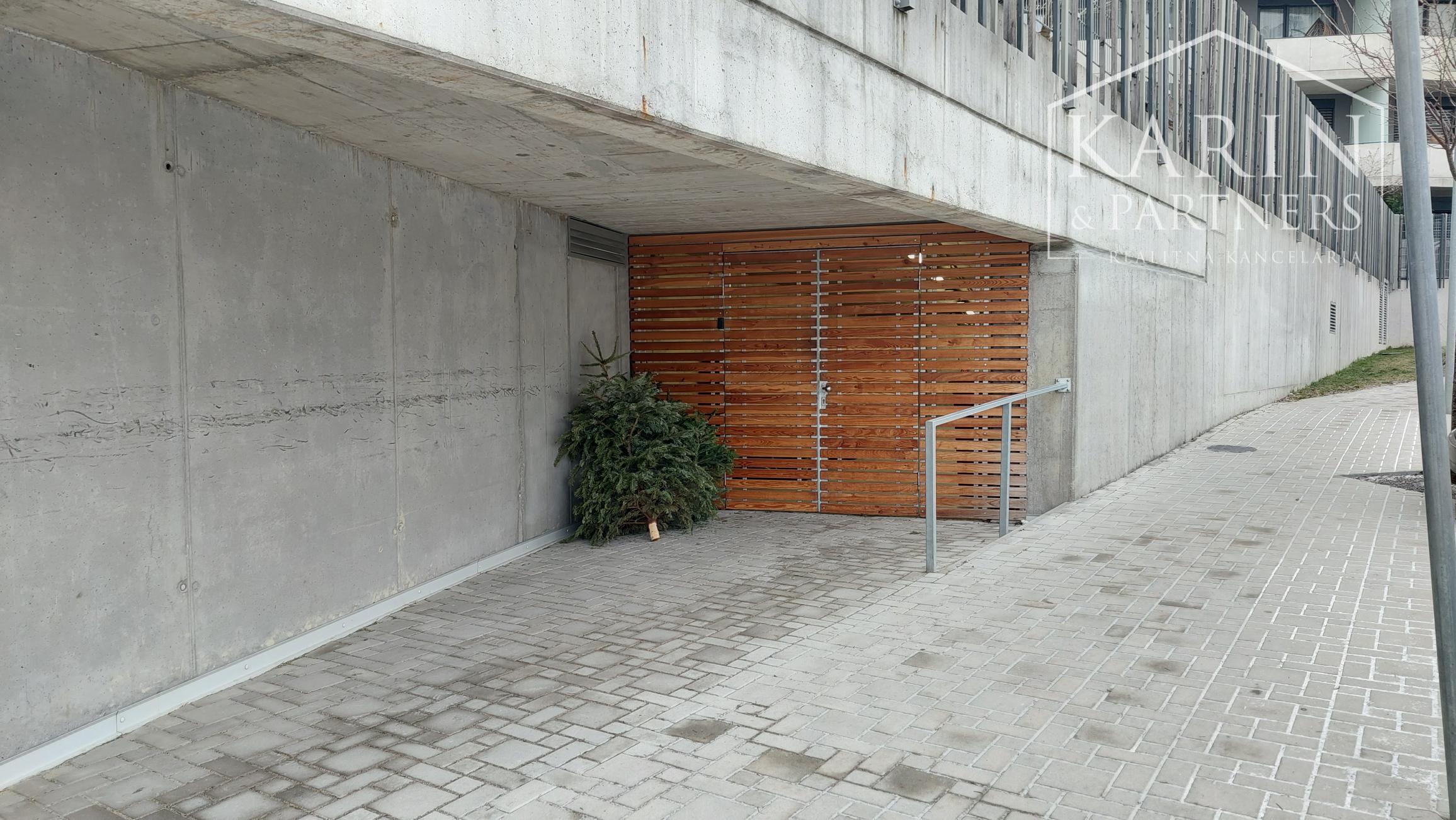 Zariadený 2 izbový byt s parkovaním v garáži a skladom - rezidenčný komplex Čerešne