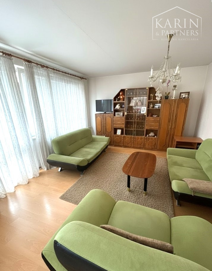 Predaj – Veľkometrážny 3-izbový byt s loggiou a murovanou garážou - Trenčín