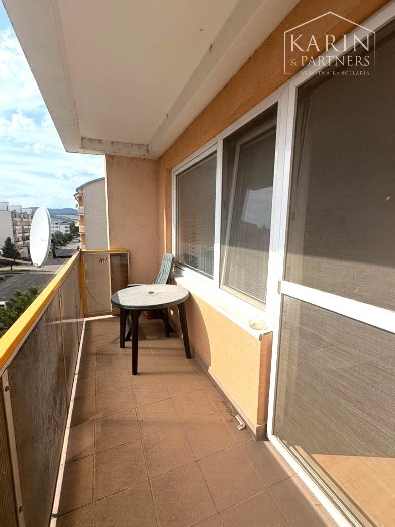 Predaj – Veľkometrážny 3-izbový byt s loggiou a murovanou garážou - Trenčín