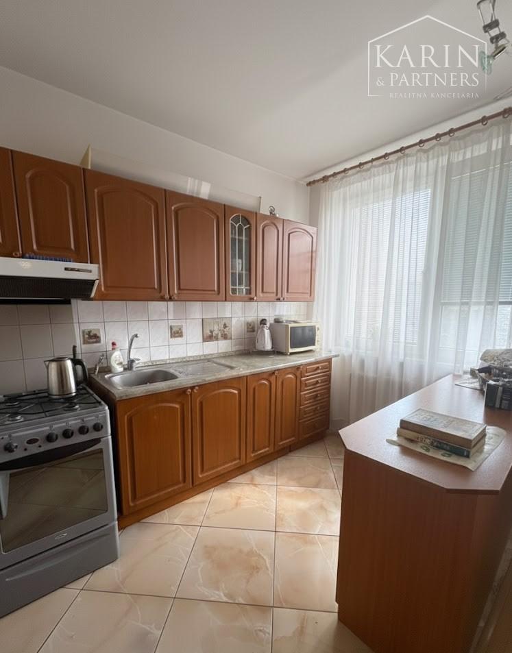 Predaj – Veľkometrážny 3-izbový byt s loggiou a murovanou garážou - Trenčín