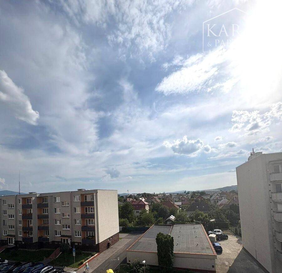 Predaj – Veľkometrážny 3-izbový byt s loggiou a murovanou garážou - Trenčín