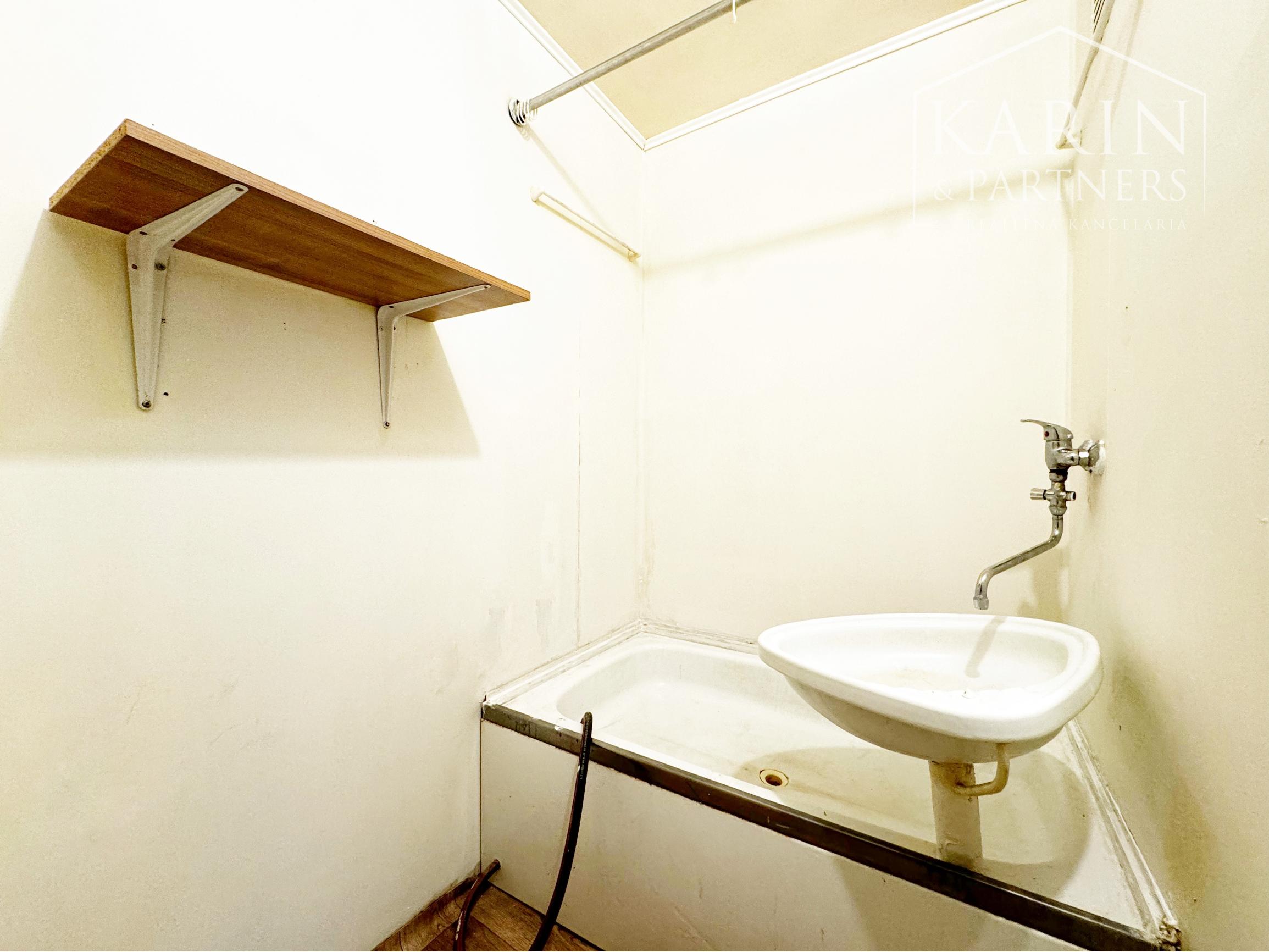 Zariadená útulná garsónka vo výbornej lokalite, L. Svobodu