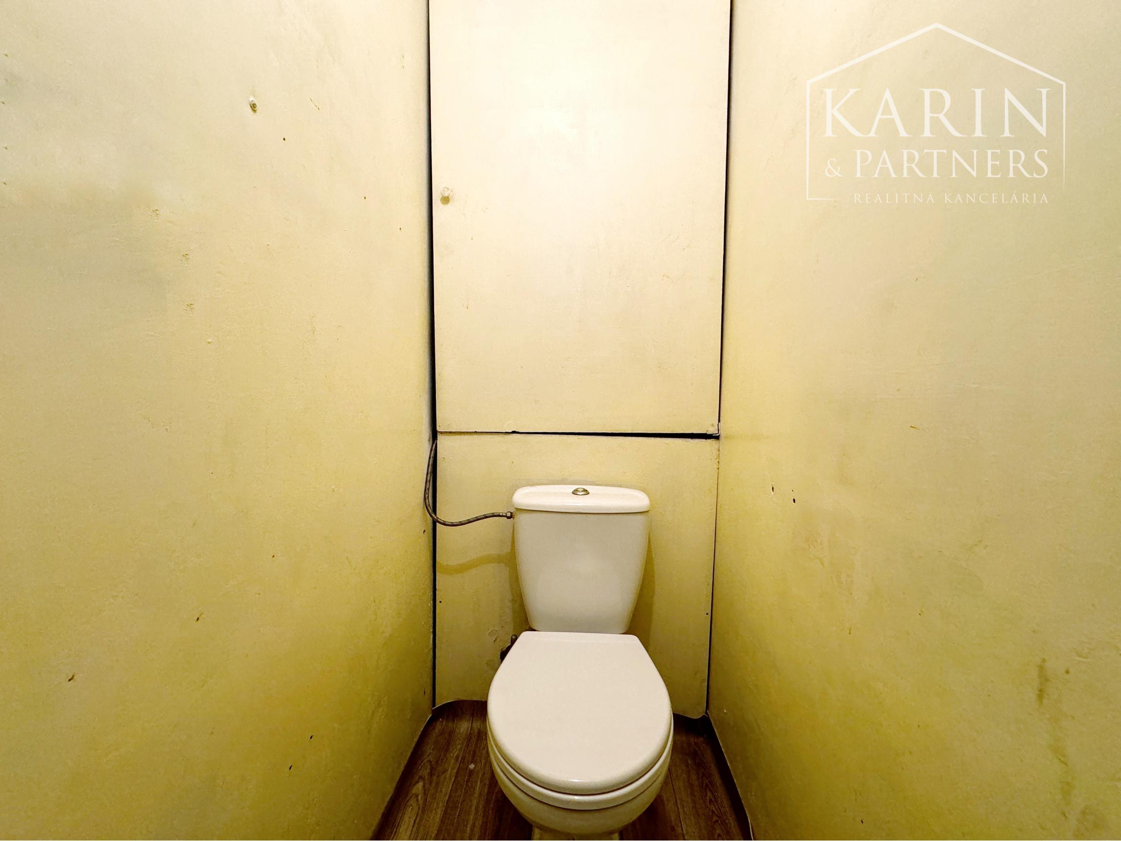 Zariadená útulná garsónka vo výbornej lokalite, L. Svobodu