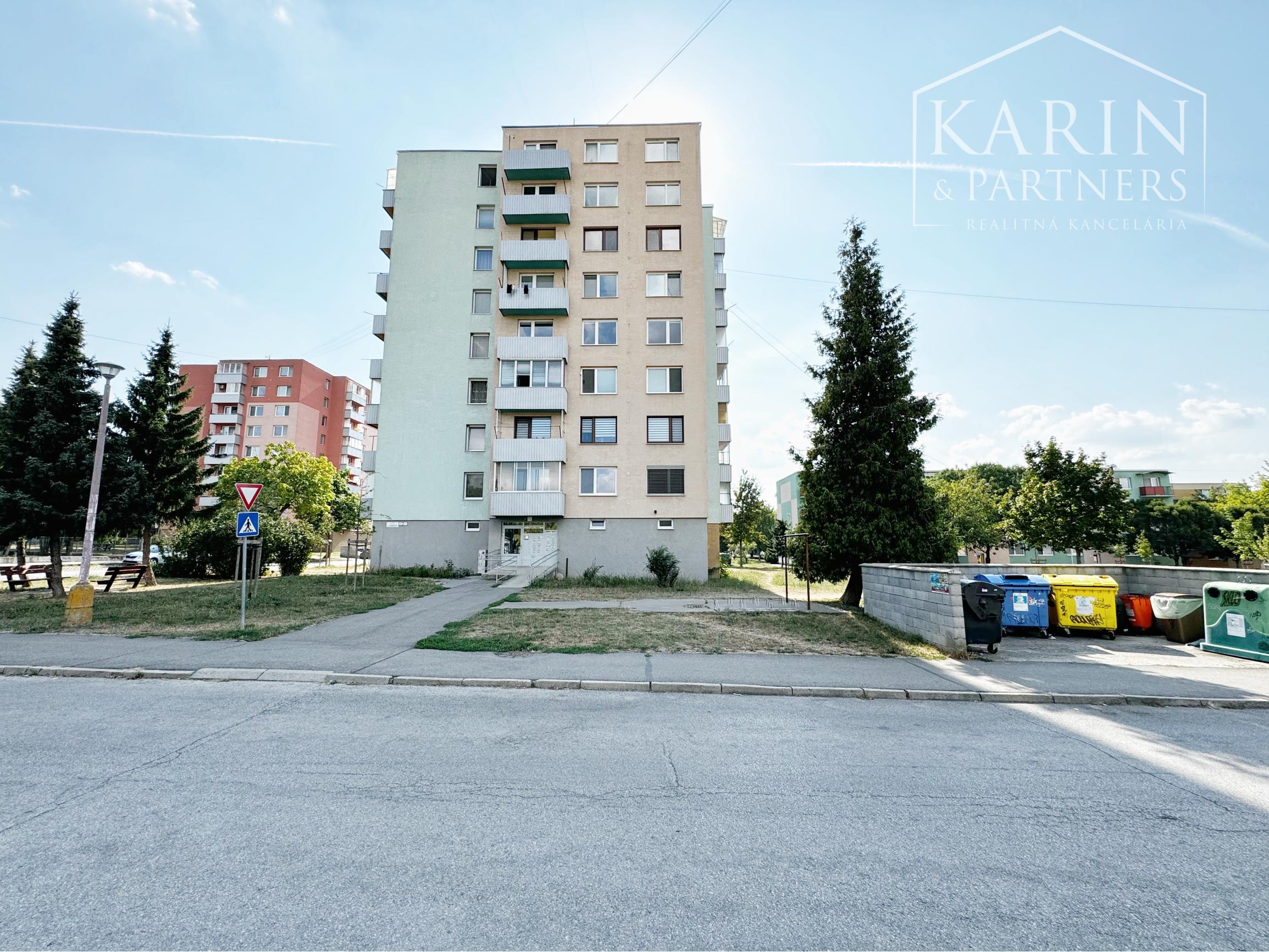 Zariadená útulná garsónka vo výbornej lokalite, L. Svobodu