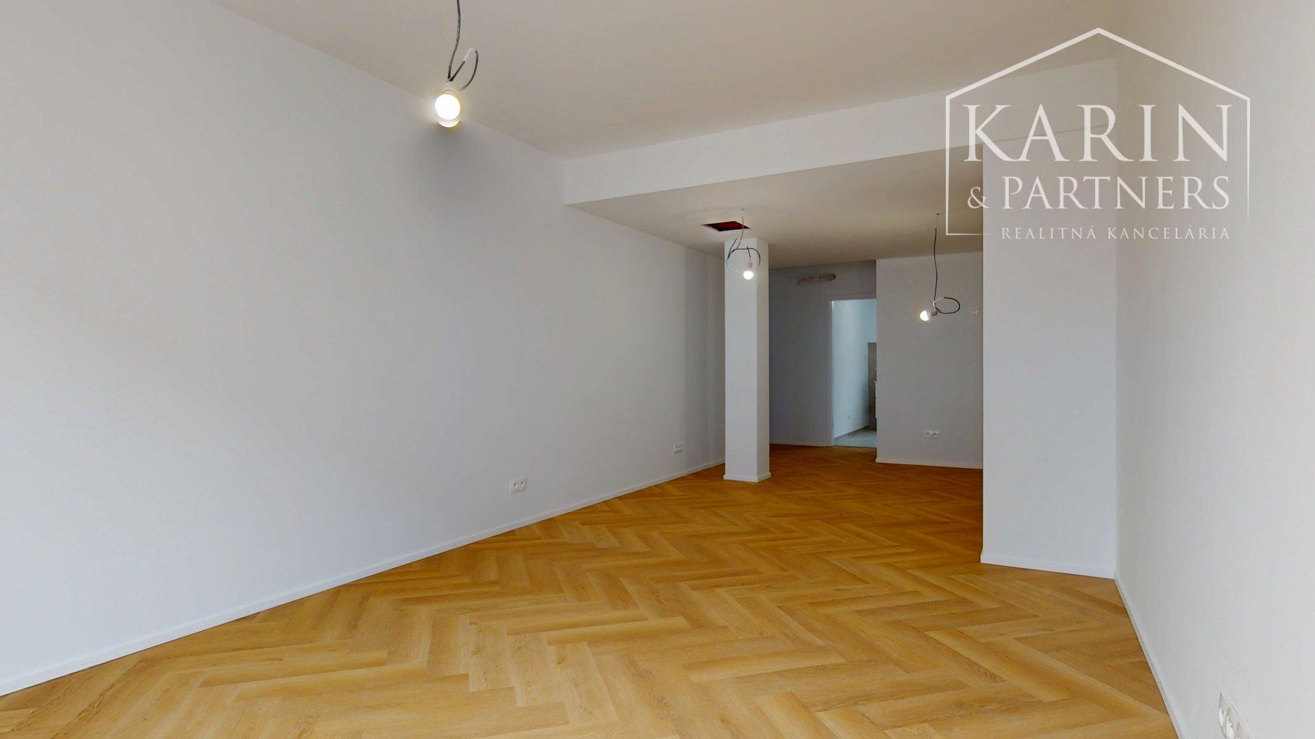 KOMPLETNE ZREKONŠTRUOVANÝ PRIESTRANNÝ 3I BYT S ROZĽAHLOU TERASOU