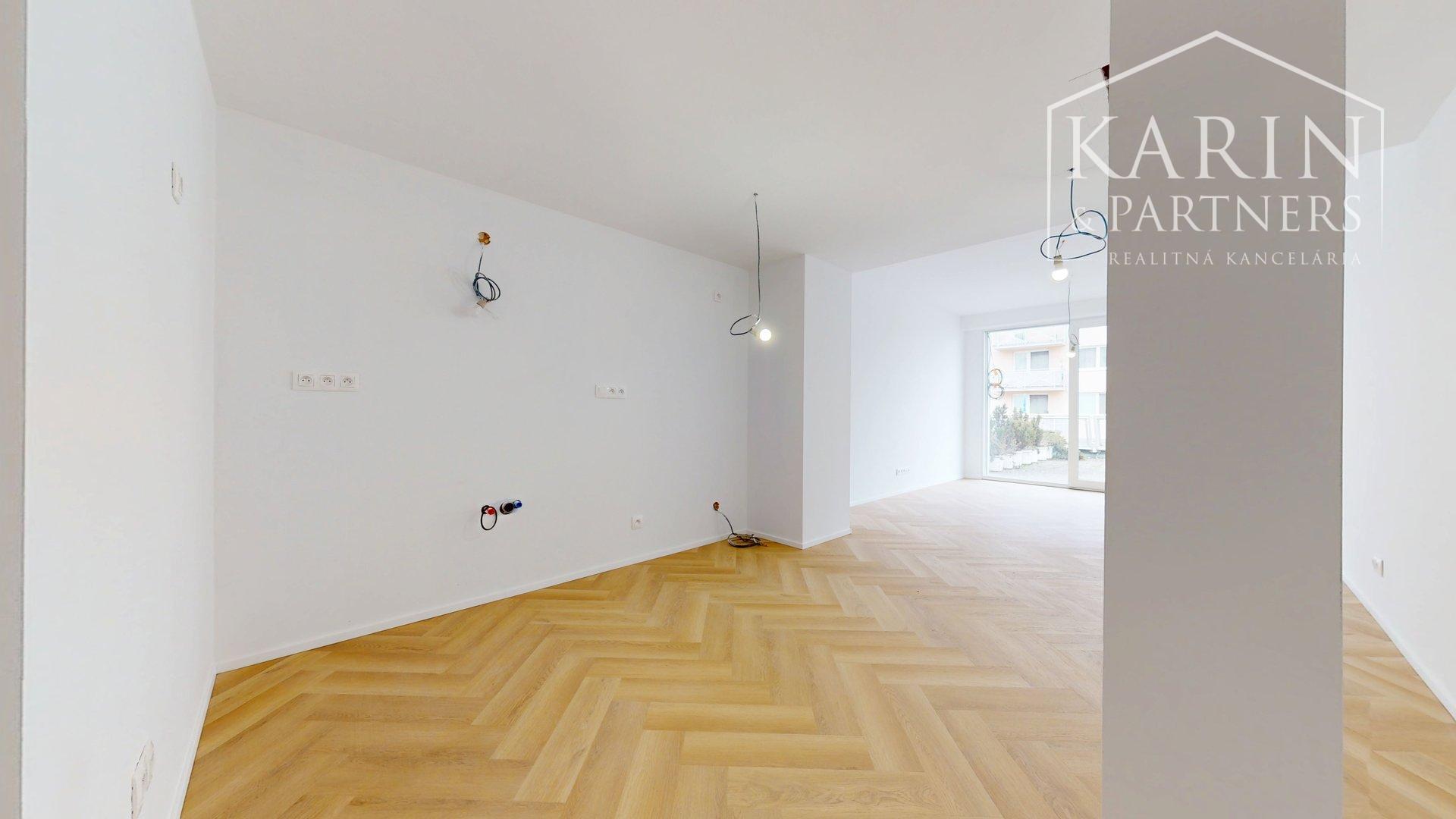 KOMPLETNE ZREKONŠTRUOVANÝ PRIESTRANNÝ 3I BYT S ROZĽAHLOU TERASOU