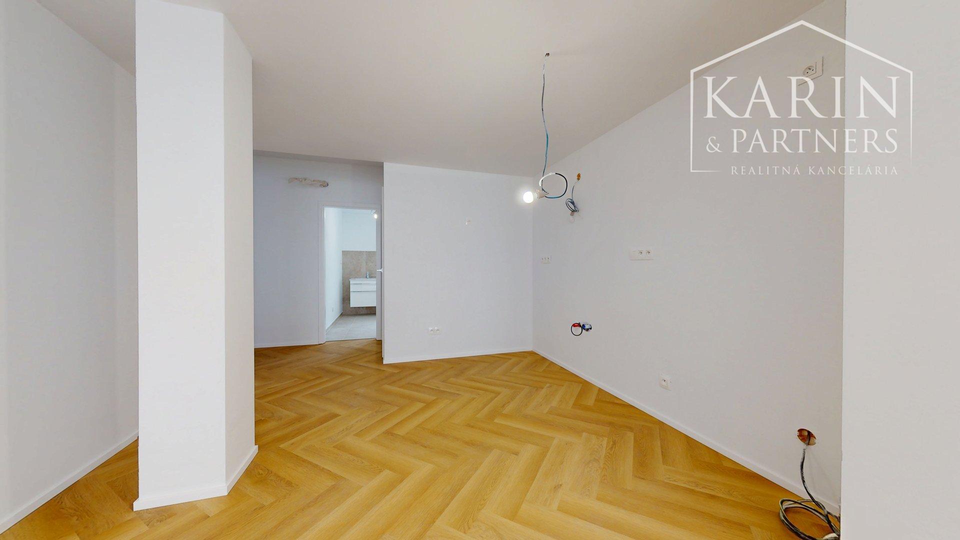 KOMPLETNE ZREKONŠTRUOVANÝ PRIESTRANNÝ 3I BYT S ROZĽAHLOU TERASOU