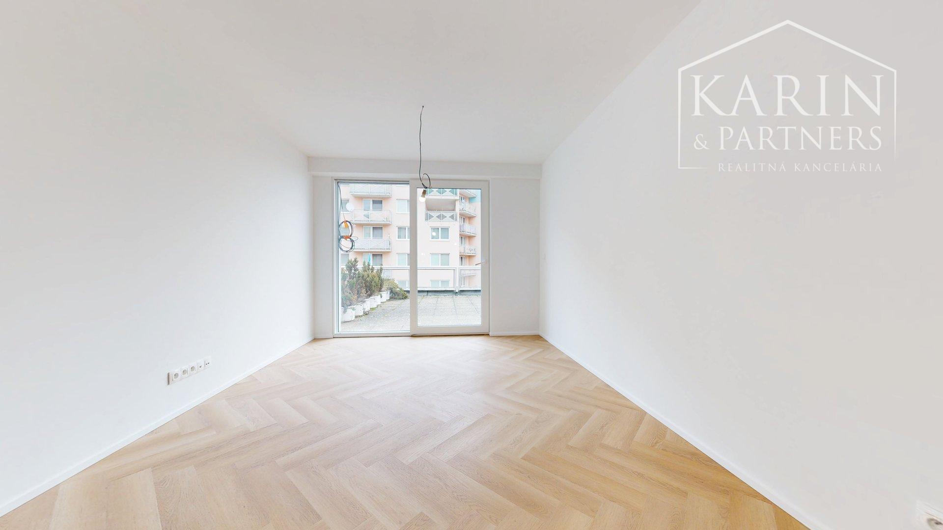 KOMPLETNE ZREKONŠTRUOVANÝ PRIESTRANNÝ 3I BYT S ROZĽAHLOU TERASOU