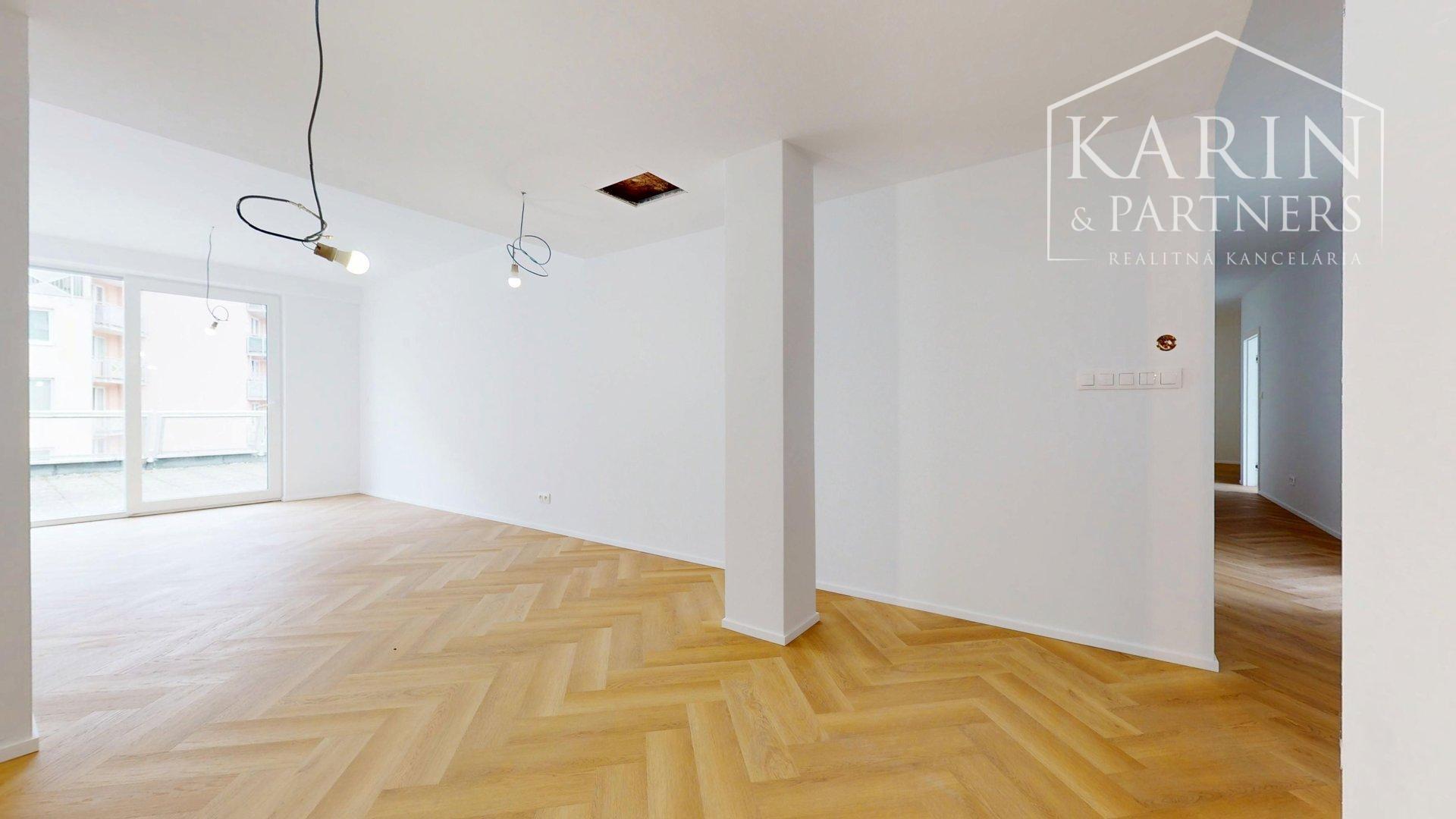 KOMPLETNE ZREKONŠTRUOVANÝ PRIESTRANNÝ 3I BYT S ROZĽAHLOU TERASOU