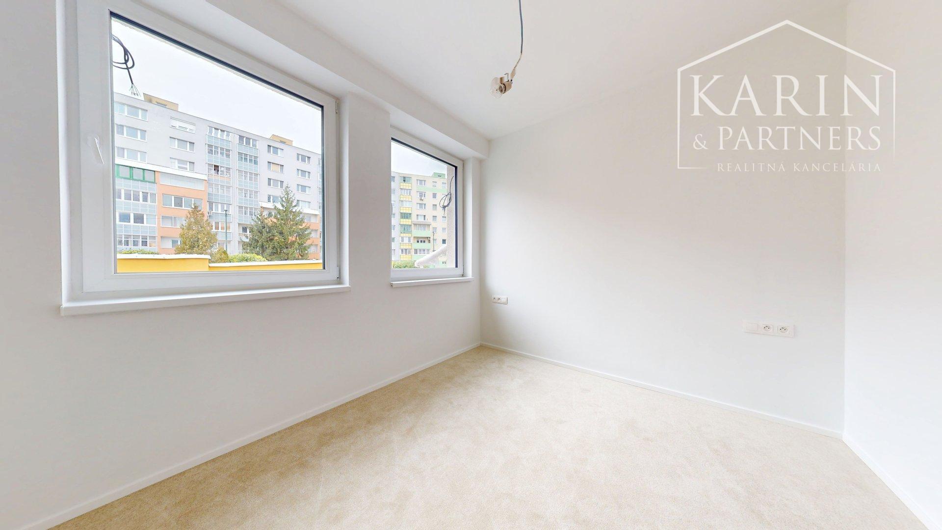 KOMPLETNE ZREKONŠTRUOVANÝ PRIESTRANNÝ 3I BYT S ROZĽAHLOU TERASOU