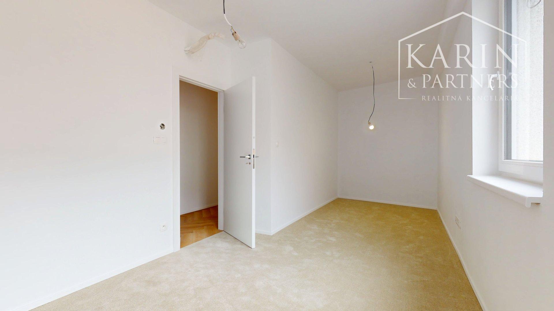 KOMPLETNE ZREKONŠTRUOVANÝ PRIESTRANNÝ 3I BYT S ROZĽAHLOU TERASOU